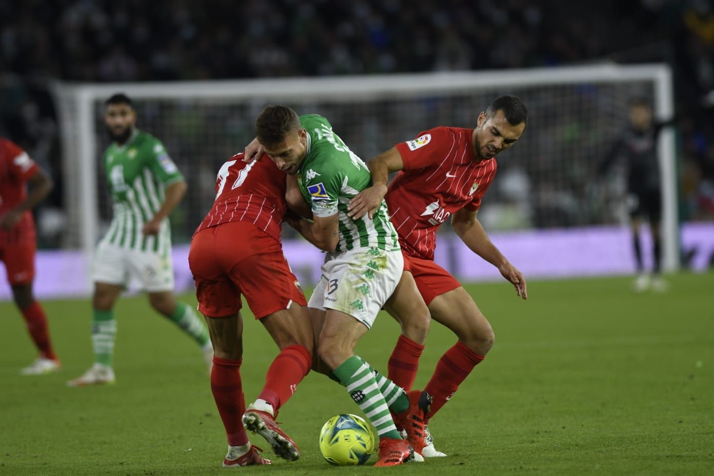  Joan Jordán, uno de los mejores del Sevilla en el derbi ante el Betis.