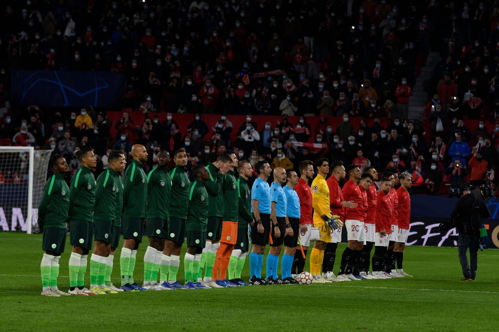  El Sevilla y el Wolfsburgo, antes del partido de Champions.