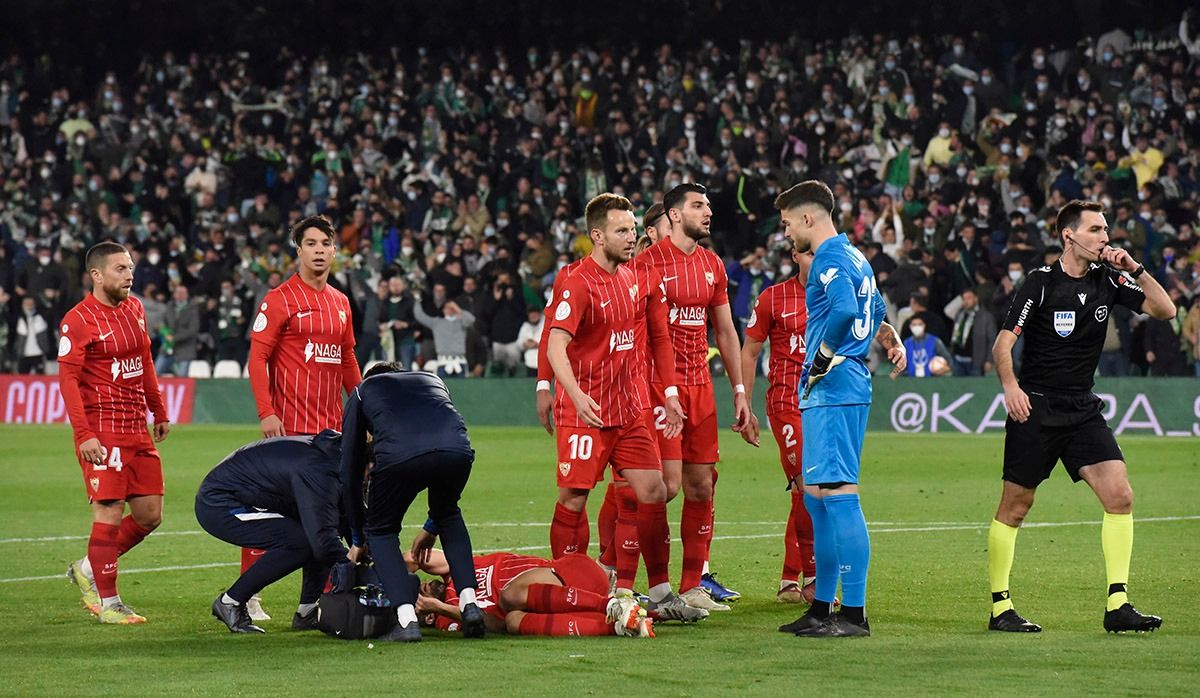  Joan Jordán se duele tras recibir el impacto de un palo.