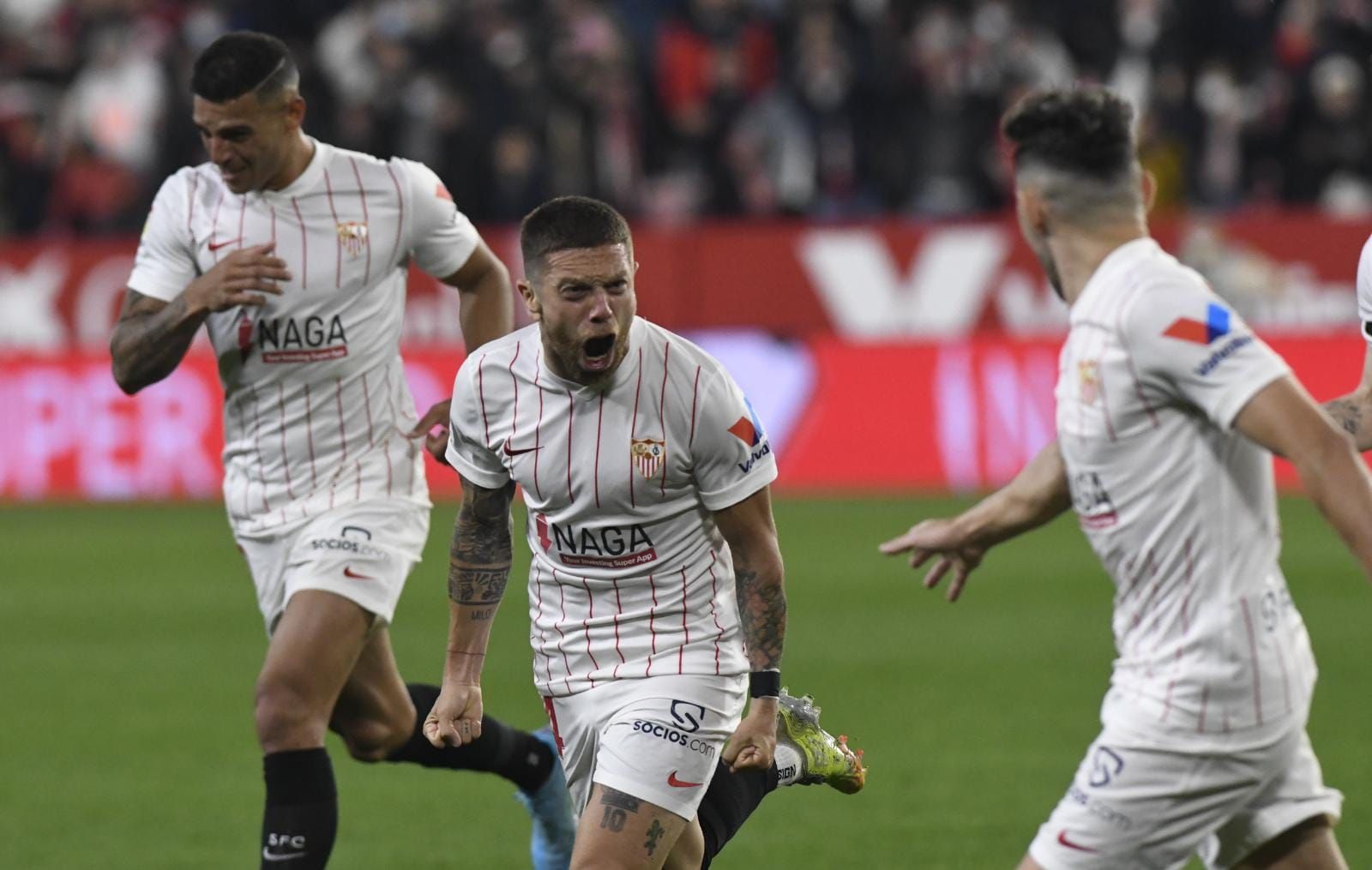  Papu Gómez celebra su gol al Elche.
