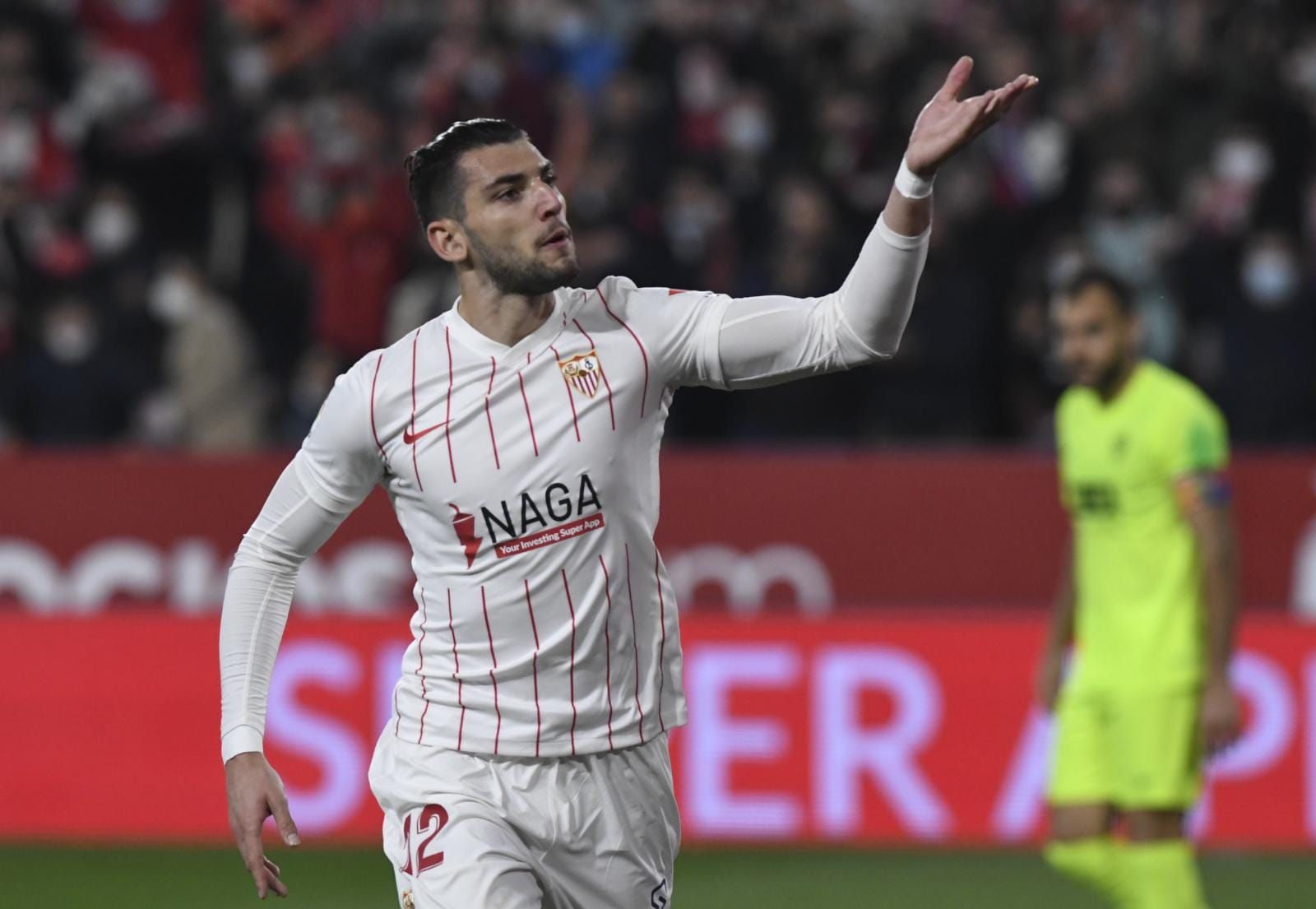 Rafa Mir celebra un gol con el Sevilla.