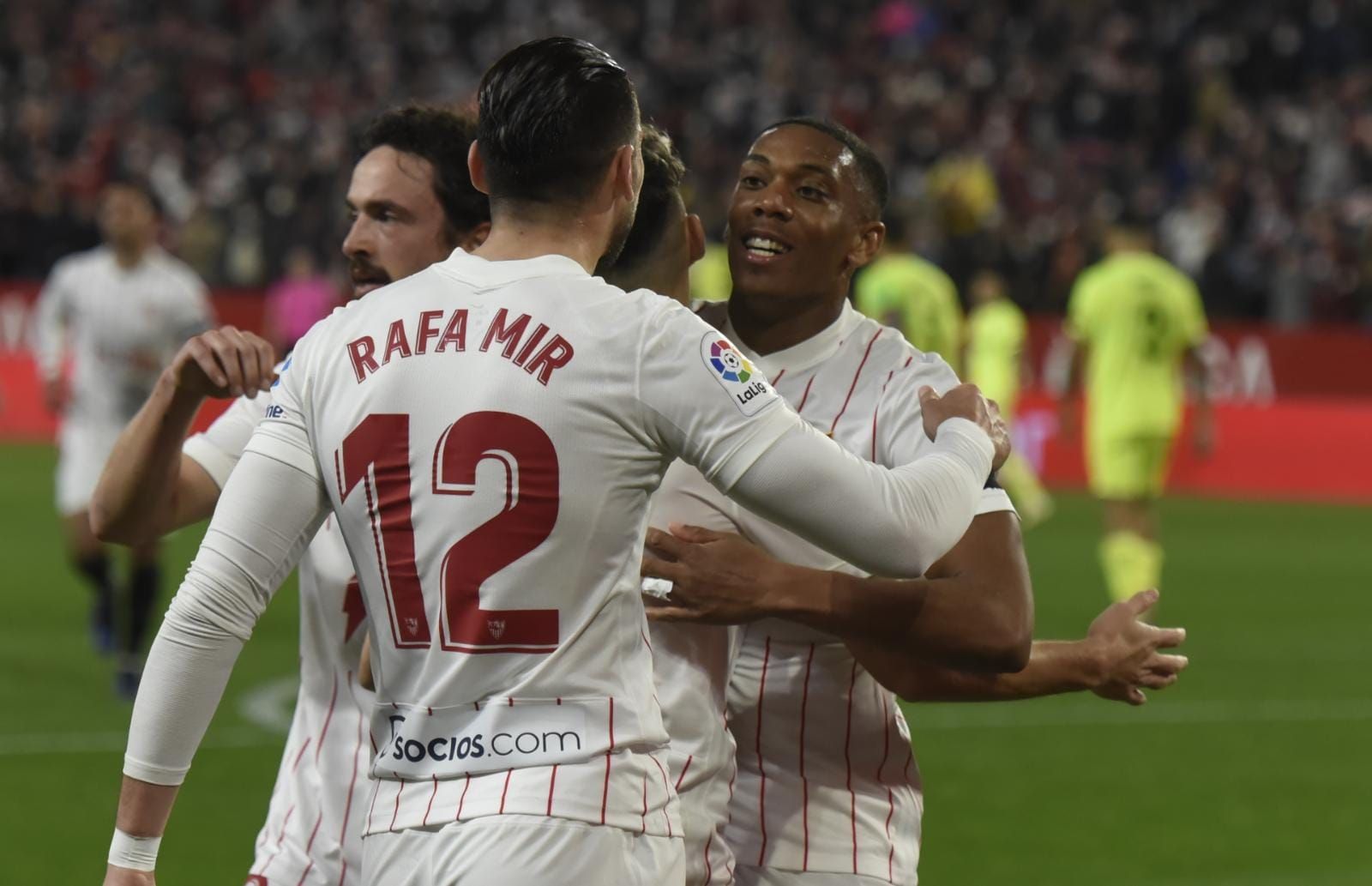  Rafa Mir, goleador, celebra el tanto con su asistente, Martial, además de con Delaney y Munir.