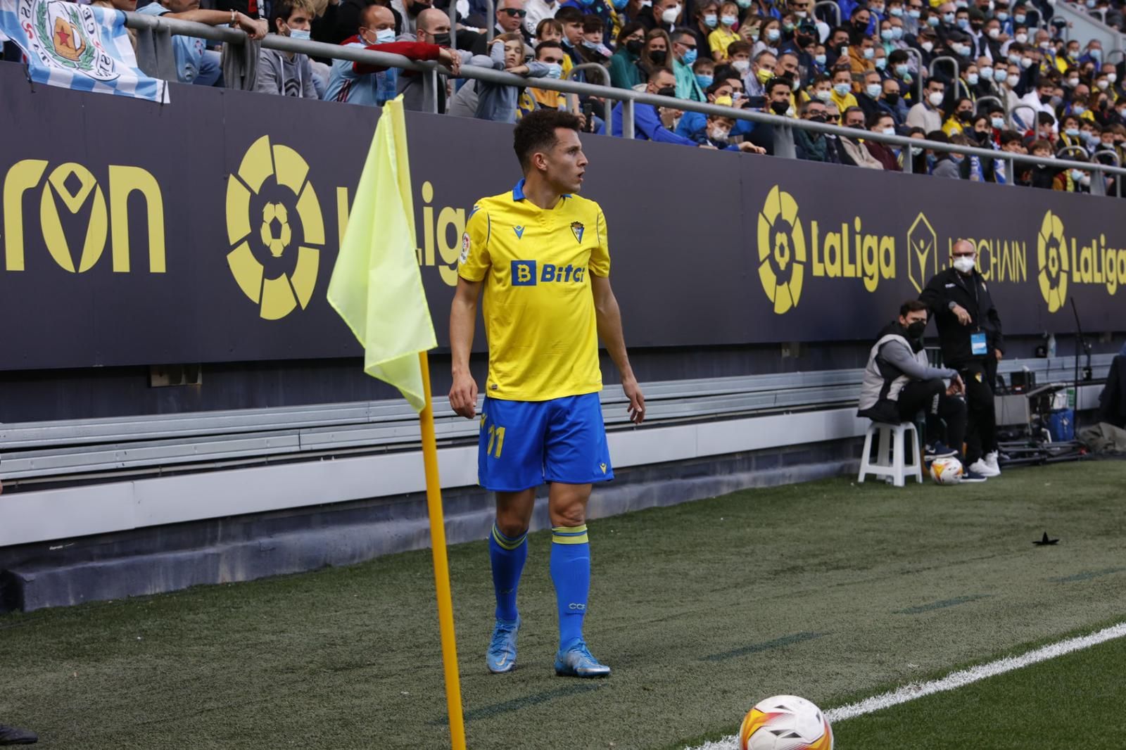 Oussama Idrissi saca un córner durante el Cádiz-Celta en el Nuevo Mirandilla