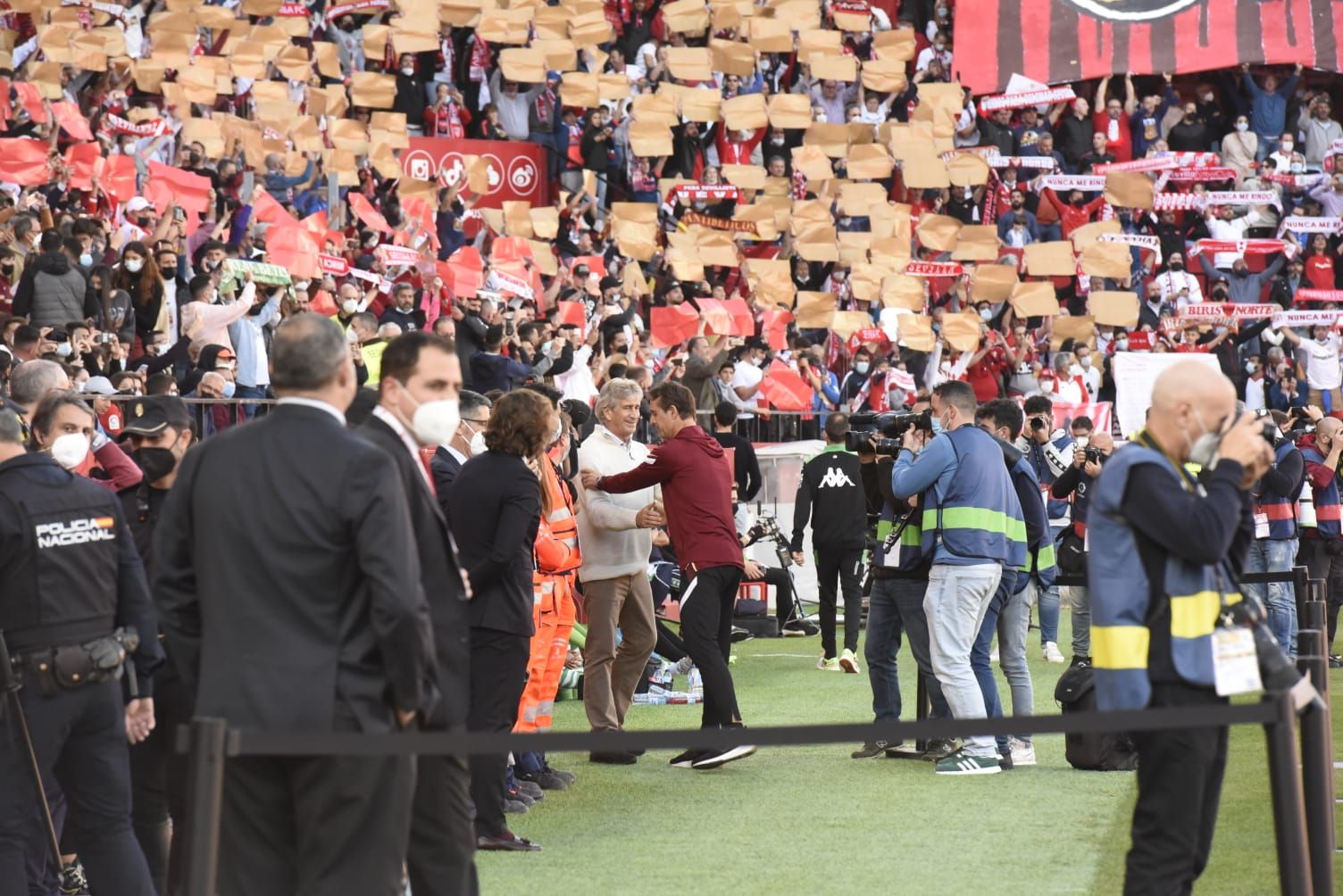  Lopetegui saluda a Pellegrini antes del derbi.