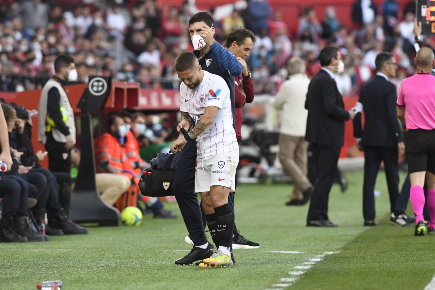 Papu Gómez, uno de los lesionados del Sevilla, se retira del derbi.