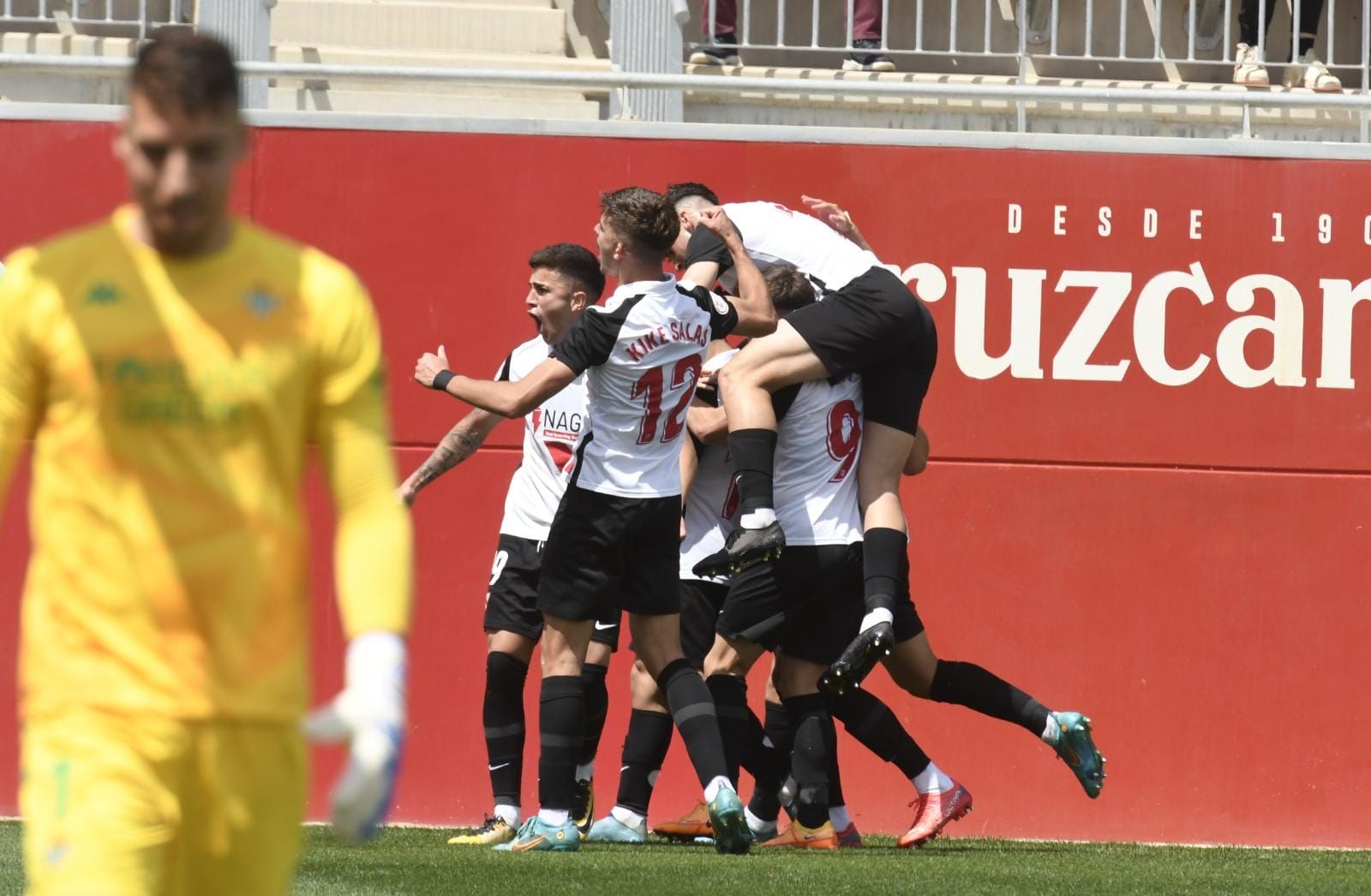  El Sevilla Atlético celebra un gol en el último derbi chico.