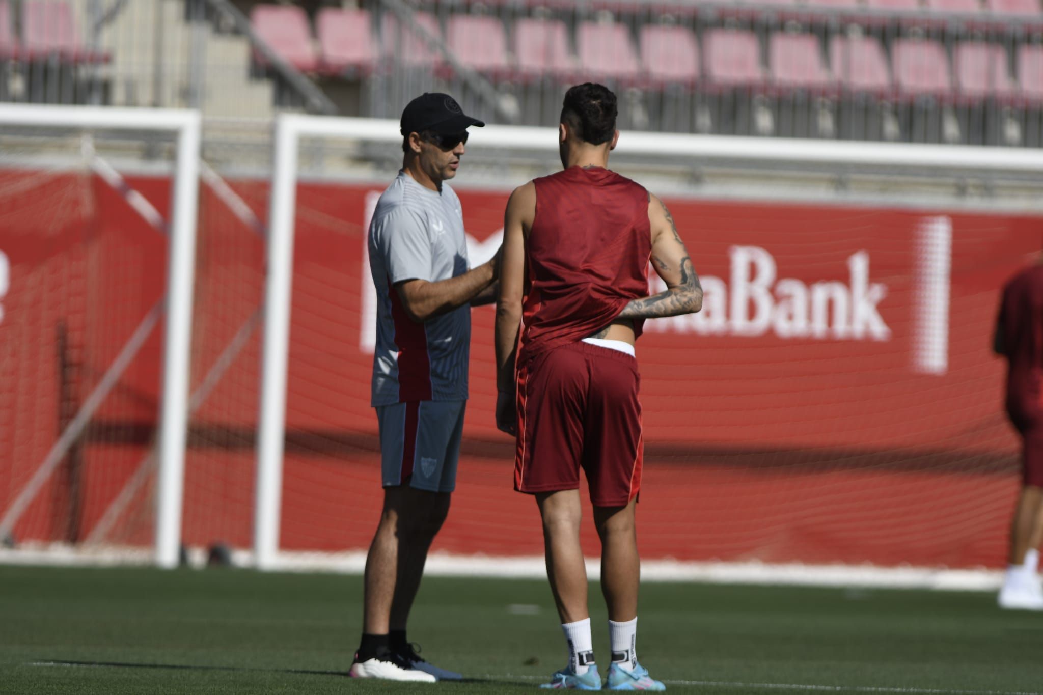  Lopetegui y Ocampos, en el entreno del Sevilla.