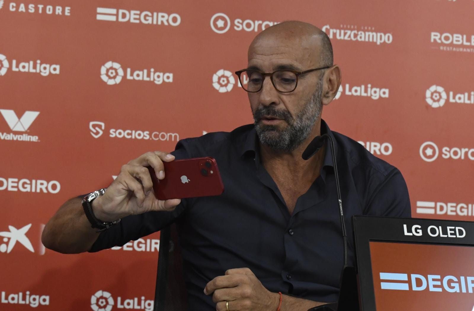  Monchi, enseñando una foto con Lopetegui.