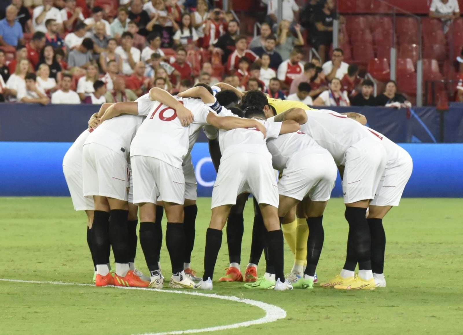  Piña del Sevilla previa al encuentro ante el City.