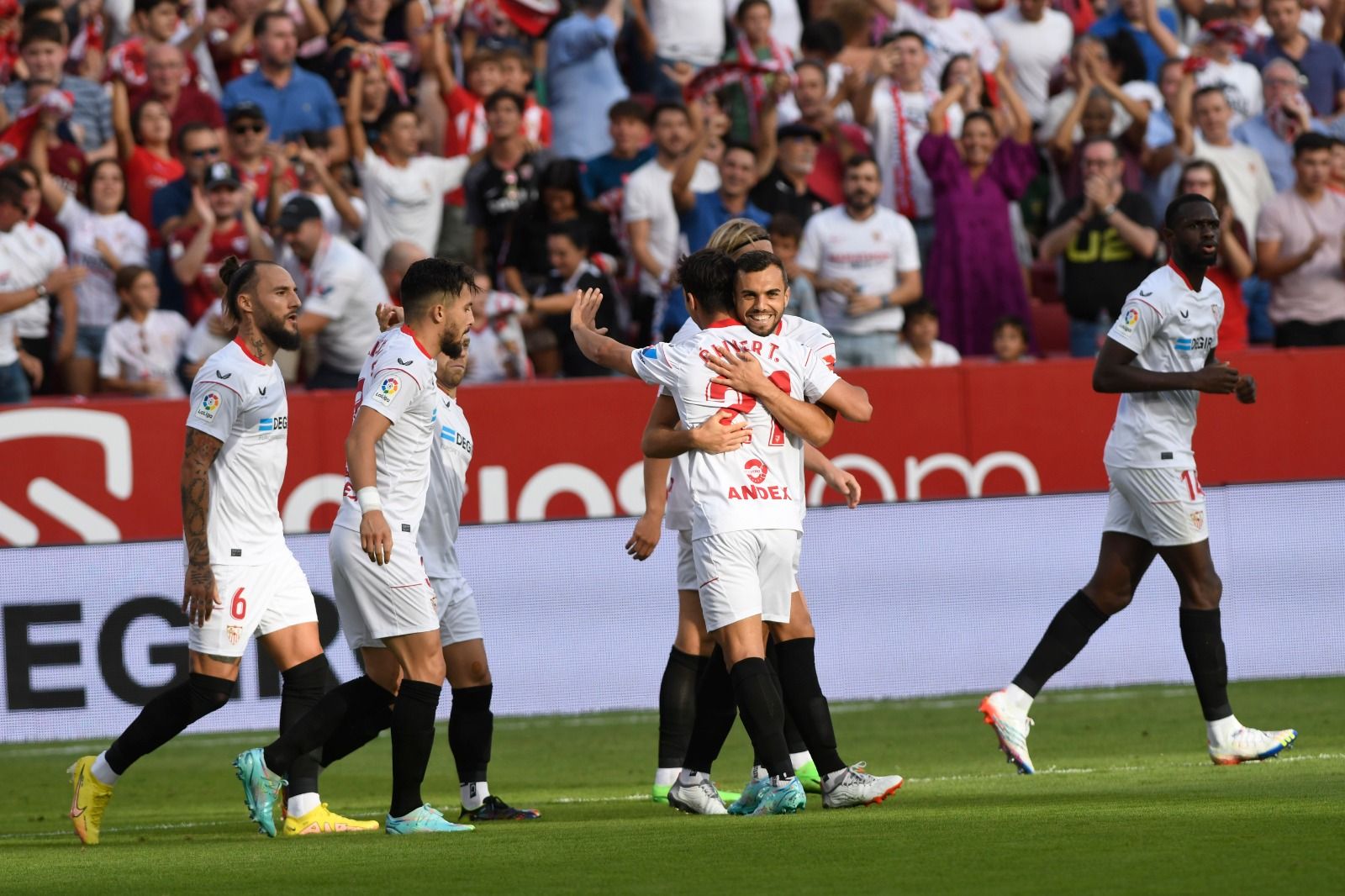  Celebración del tanto de Óliver Torres en el Sevila-Athletic.