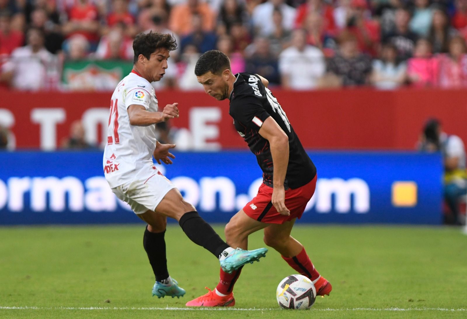 Óliver, jugador del Sevilla, ante el Athletic.