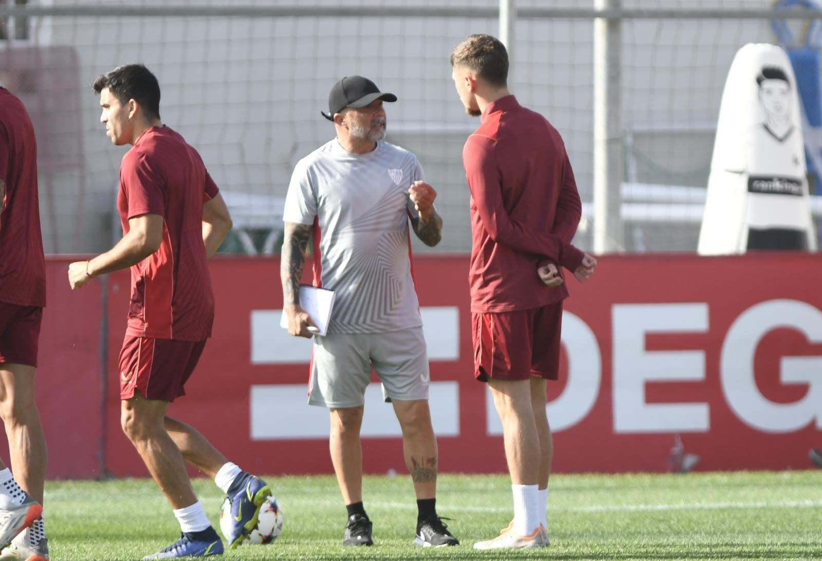  Sampaoli, charlando con Carmona, en la sesión del domingo.