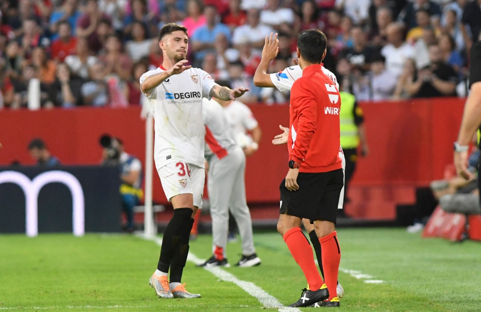  Carmona, central del Sevilla, sustituido ante el Valencia.