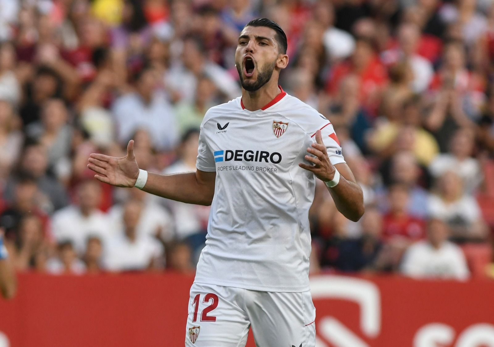  Rafa Mir, delantero del Sevilla, ante el Valencia.
