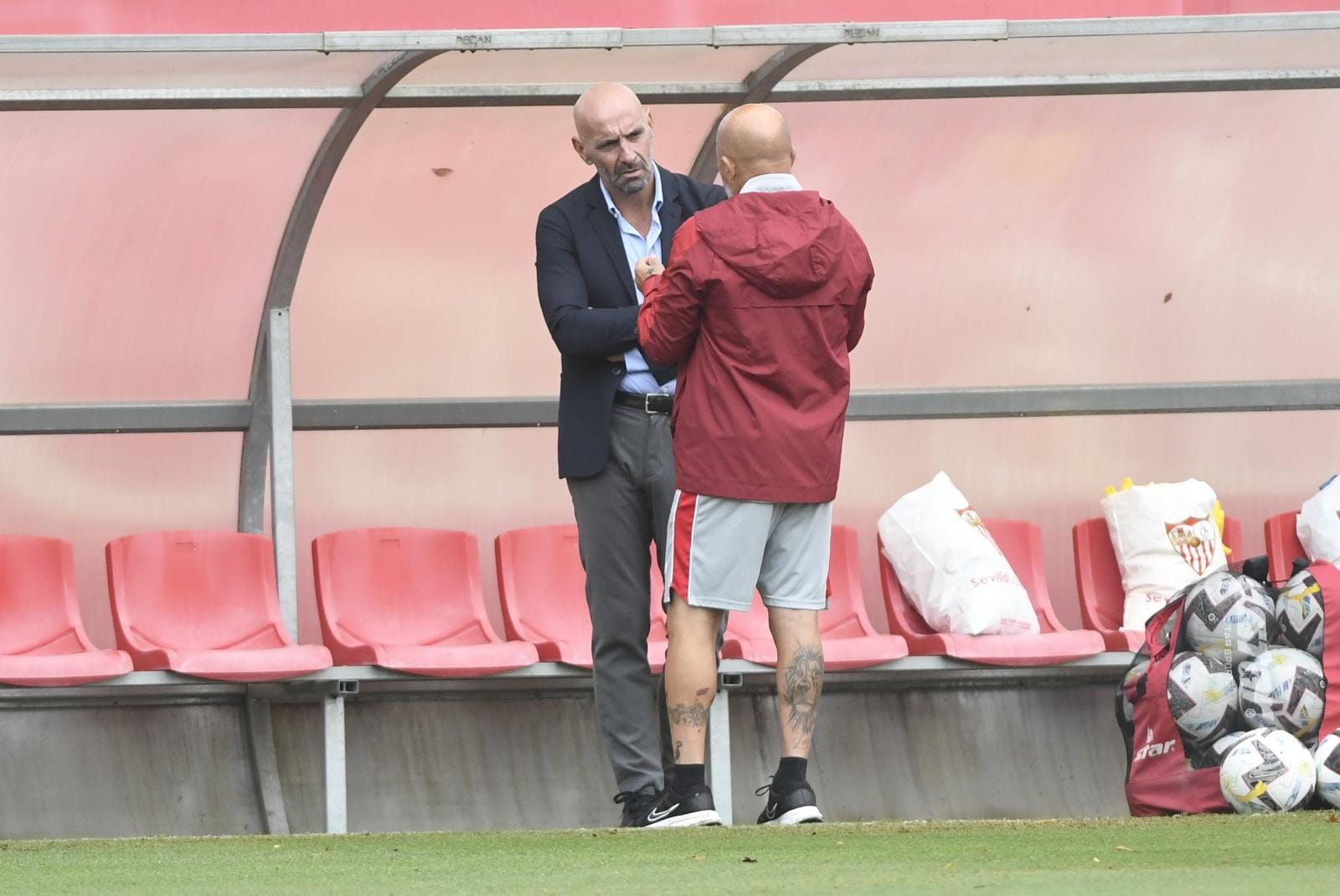  Sampaoli, junto a Monchi, en un entrenamiento.