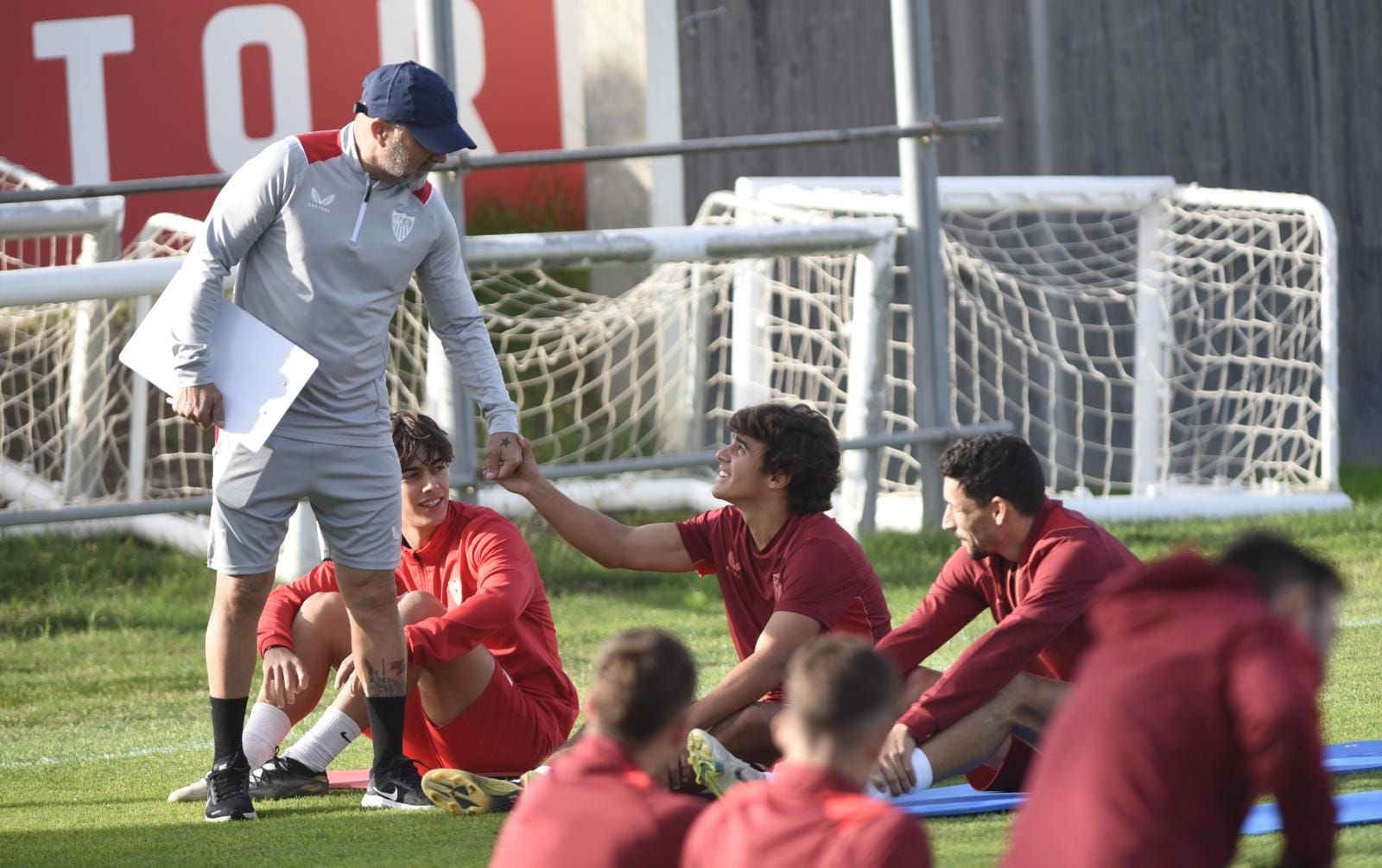 Sampaoli, saludando a Carlos Álvarez, en el entrenamiento del viernes.
