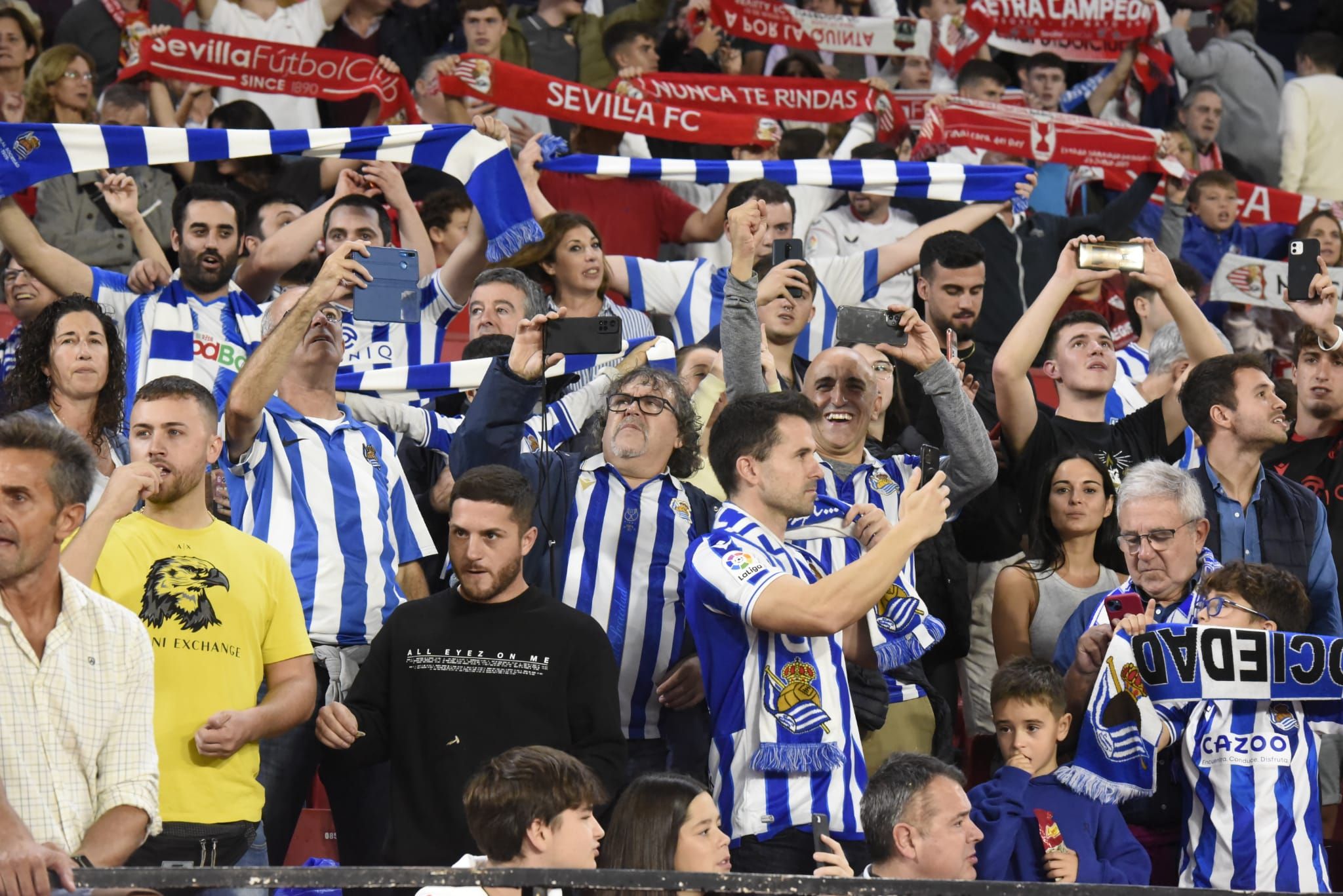  Aficionados txuri urdin en el Sevilla-Real Sociedad del Sánchez Pizjuán.