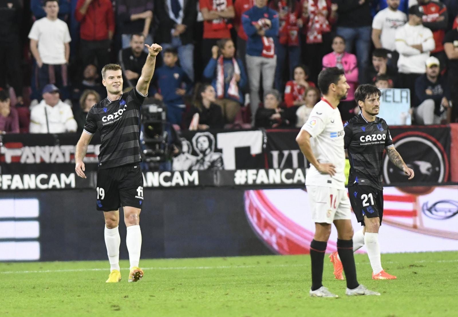  Sorloth celebra su gol en el Sevilla-Real Sociedad.