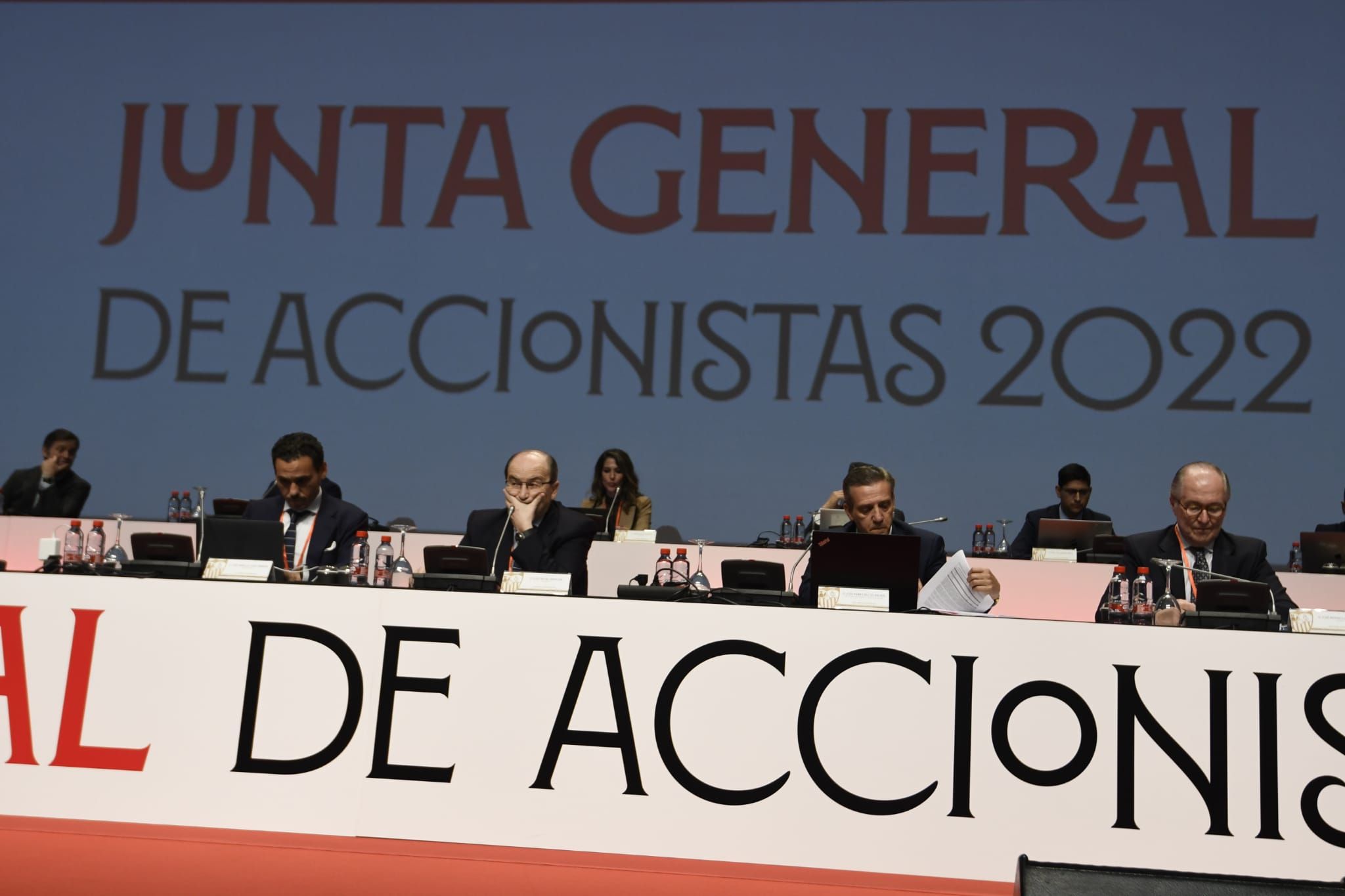  La mesa de la Junta de Accionistas del Sevilla.