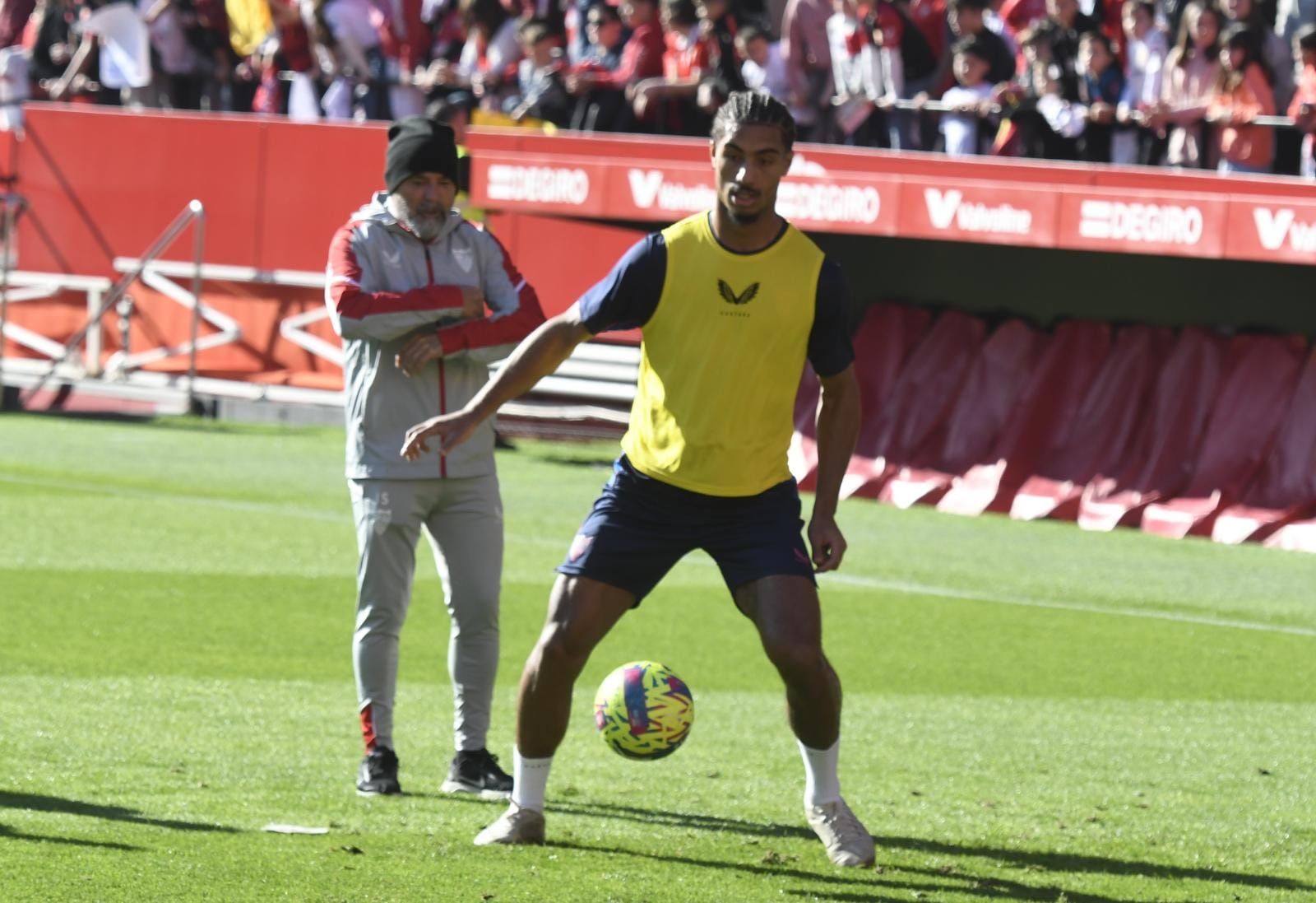  Badé, en su primer entrenamiento con el Sevilla, ante Sampaoli.