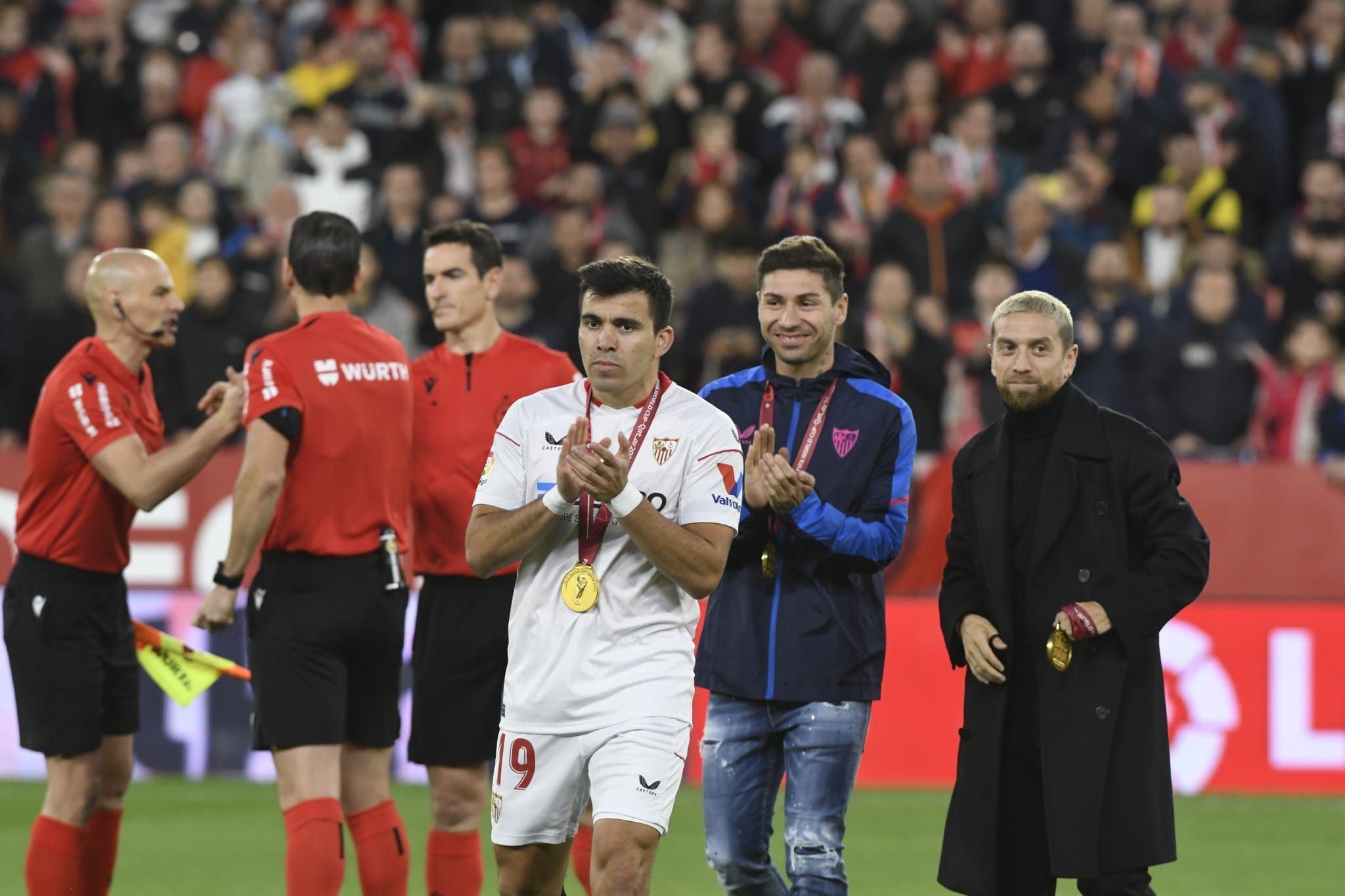 Acuña, con la medalla de campeón del mundo en el Sánchez-Pizjuán.