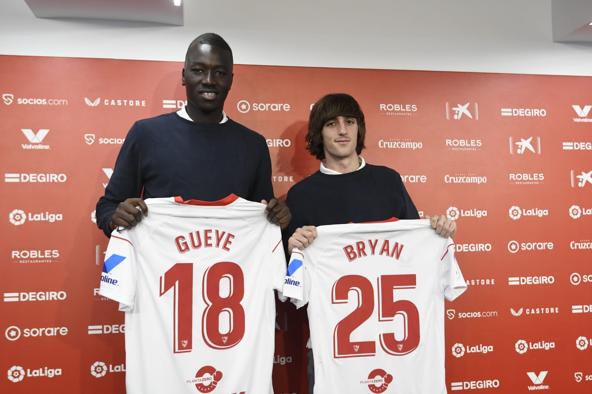 Pape Gueye y Bryan Gil, en su presentación con el Sevilla.