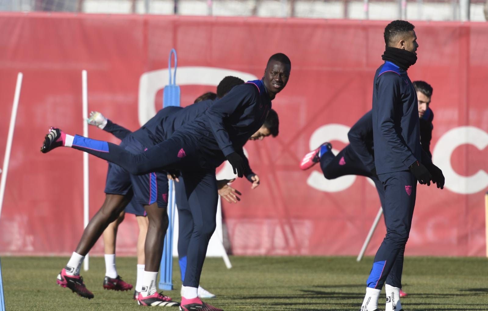Pape Gueye, entrenando con el Sevilla.