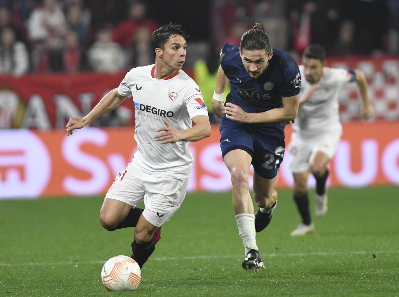  Óliver Torres, ante el Fenerbahce.