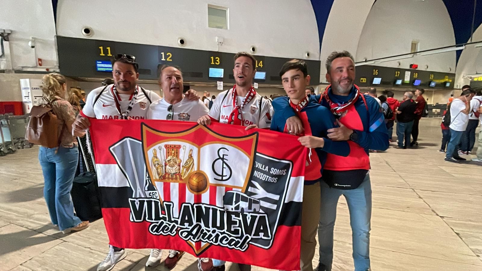  Algunos de los aficionados del Sevilla camino de Budapest (No son los que se quedaron en tierra)
