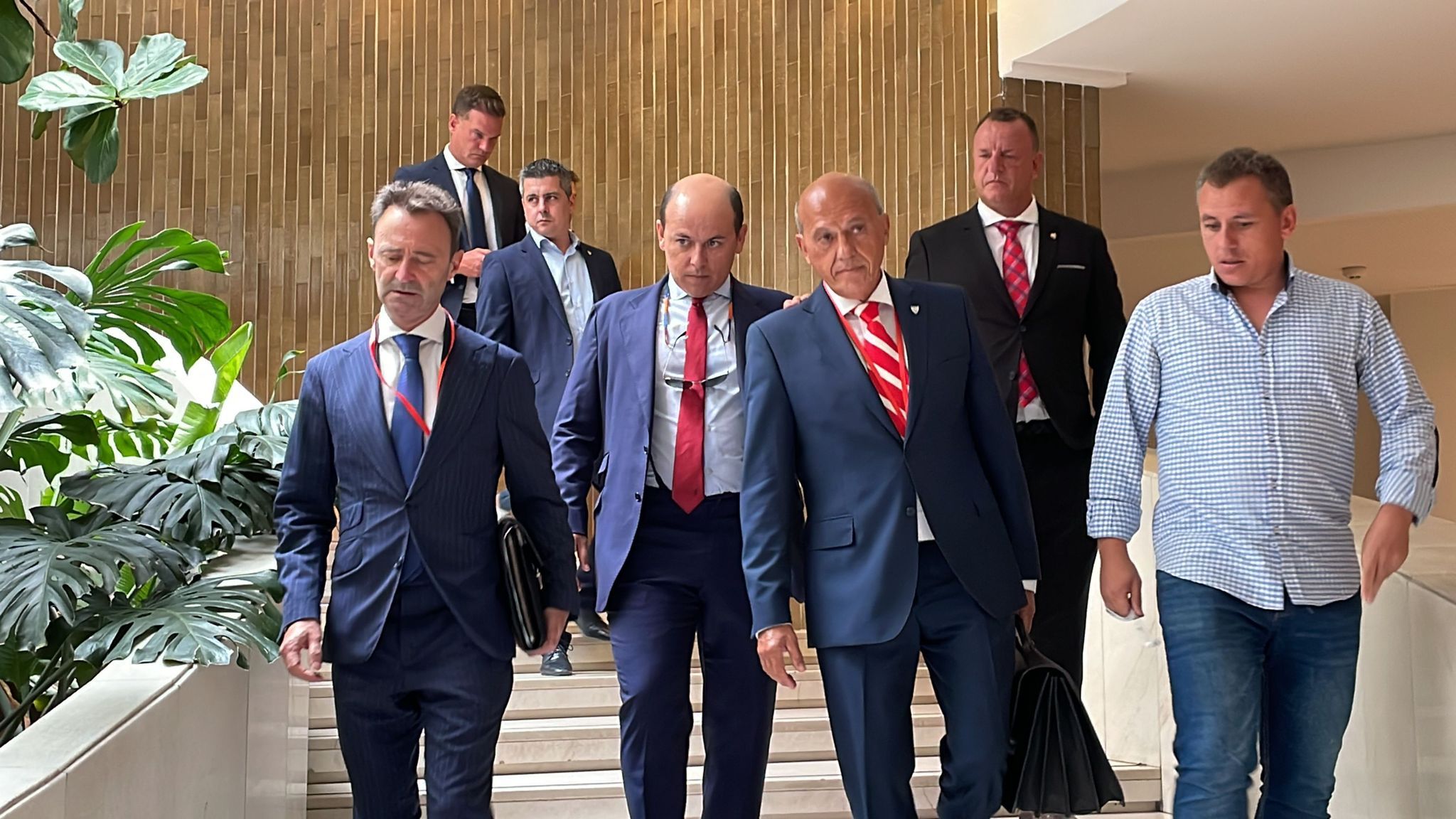 Del Nido, escoltado por sus hijos, accede a la Junta Extraordinaria.