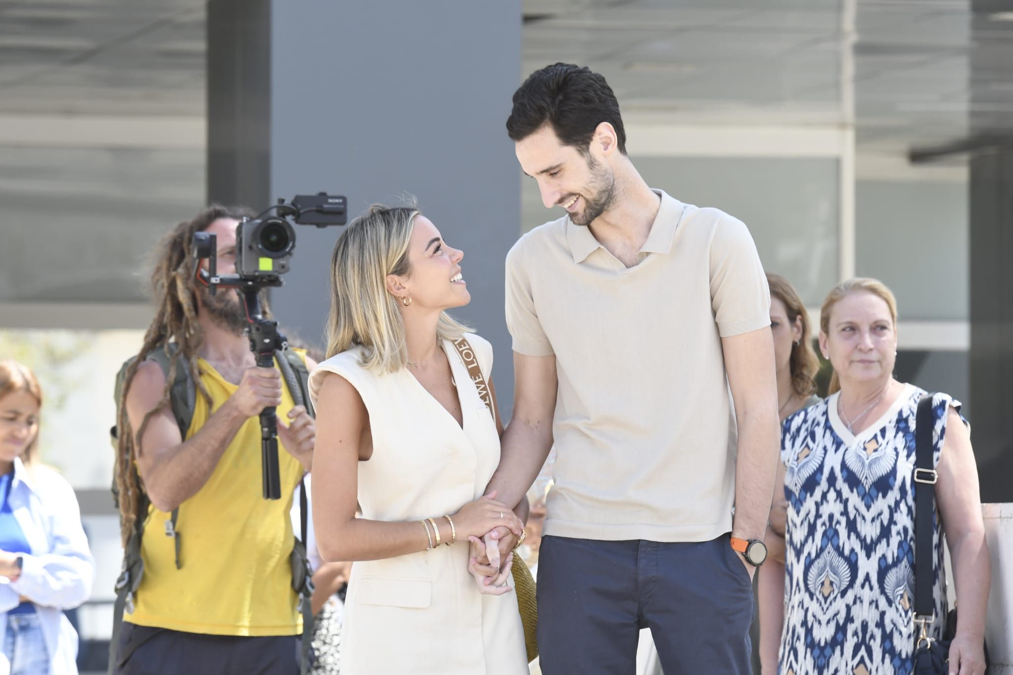 Sergio Rico, junto a Alba Silva, tras salir del hospital.