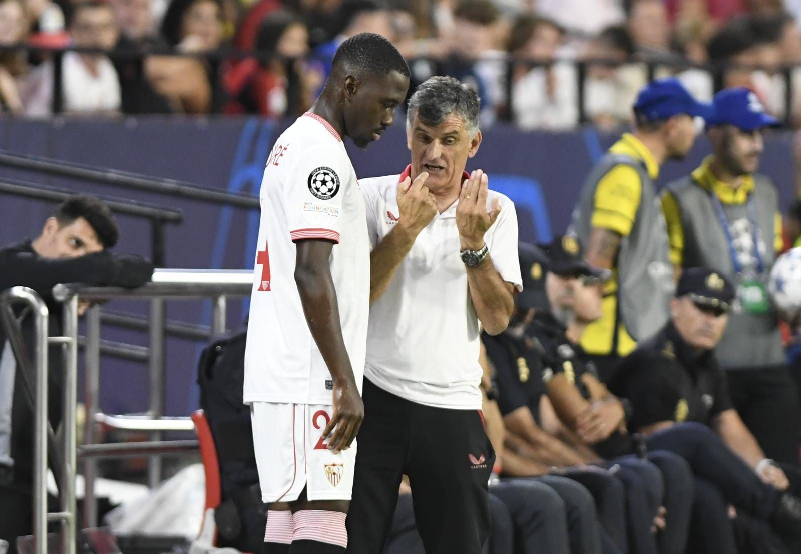  Mendibiliar, junto a Soumaré, durante la cita ante el Lens.