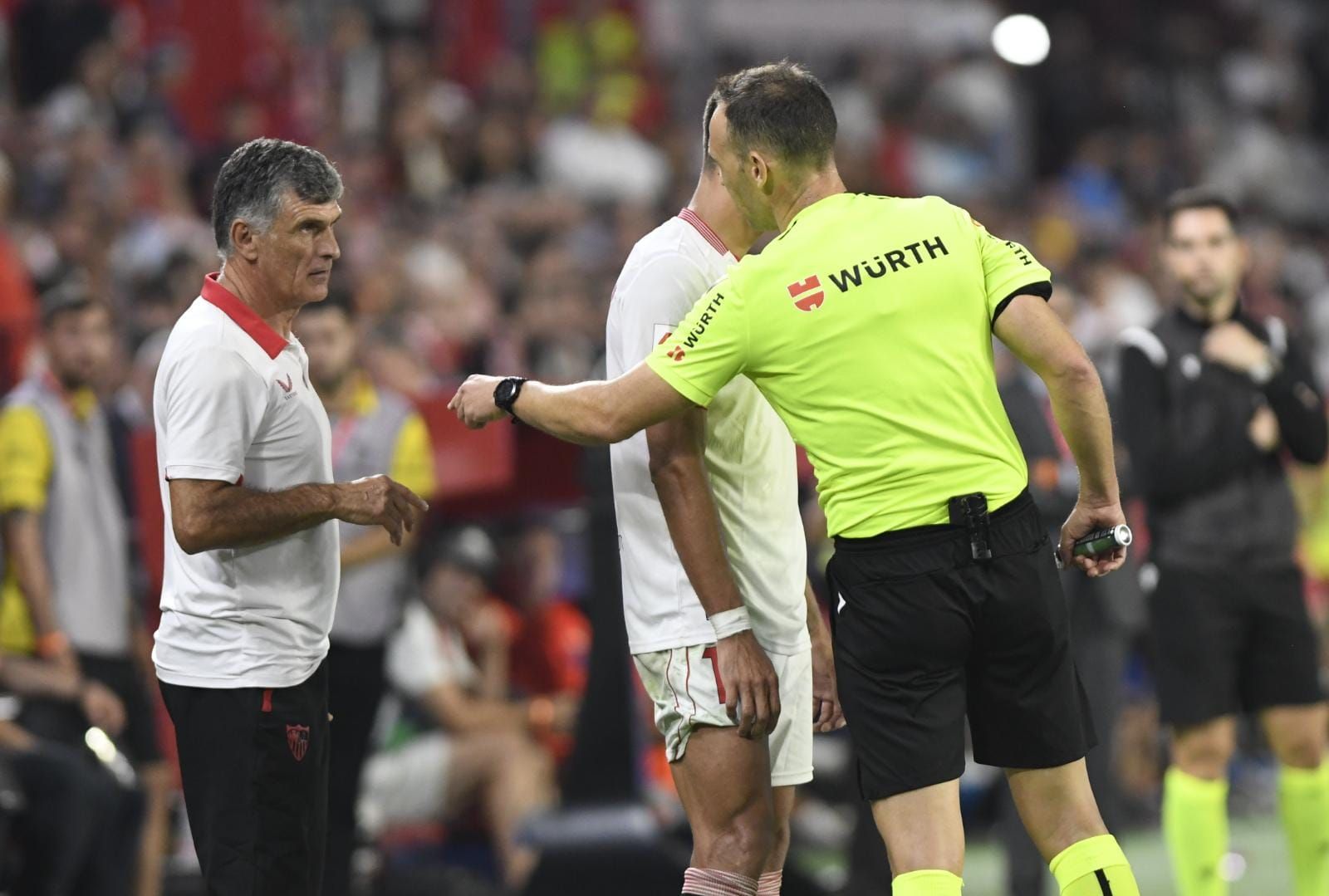 Mendilibar habla con Cuadra Fernández, en el Sevilla-Almería.