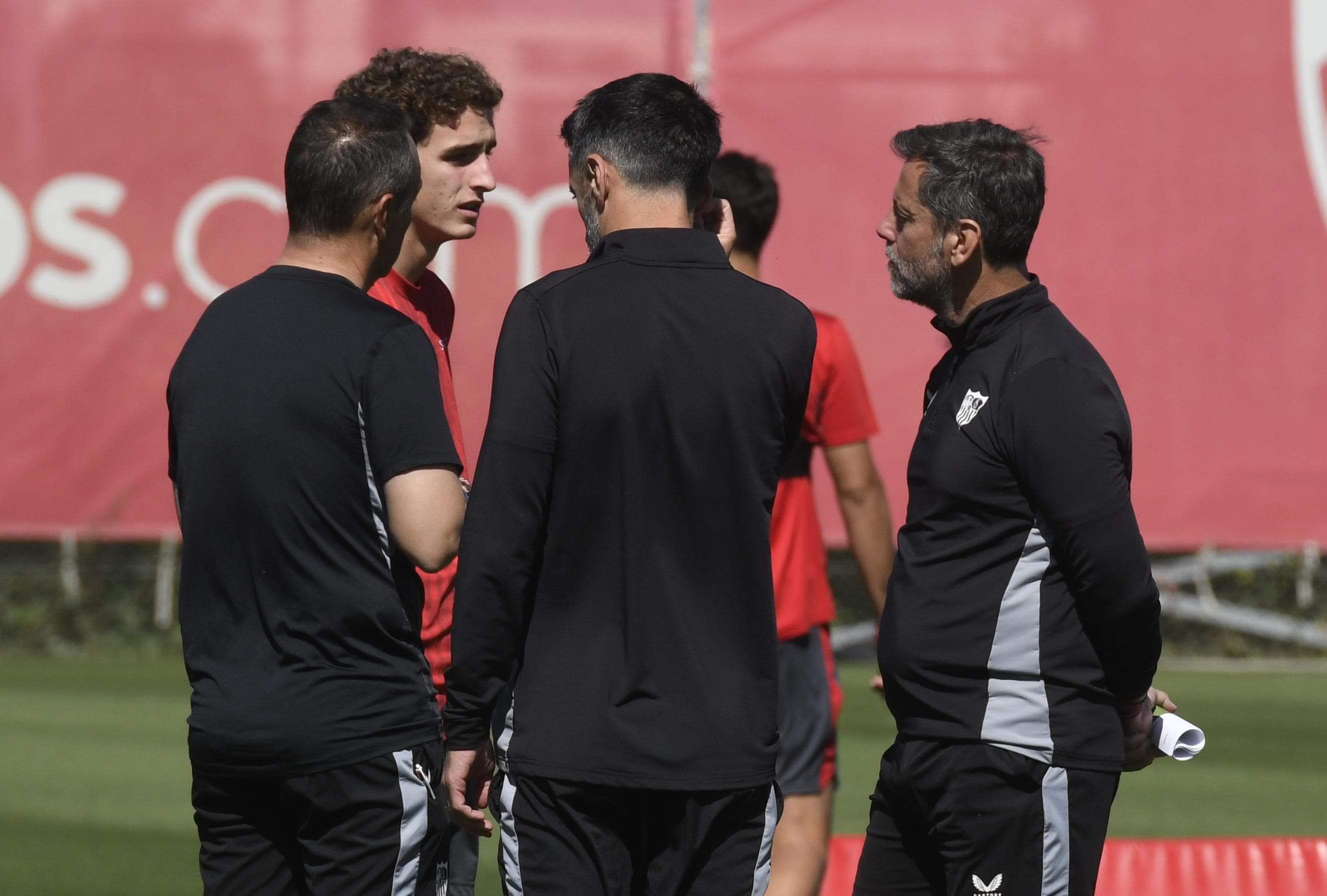  Manu Bueno, charlando con Quique Sánchez Flores.