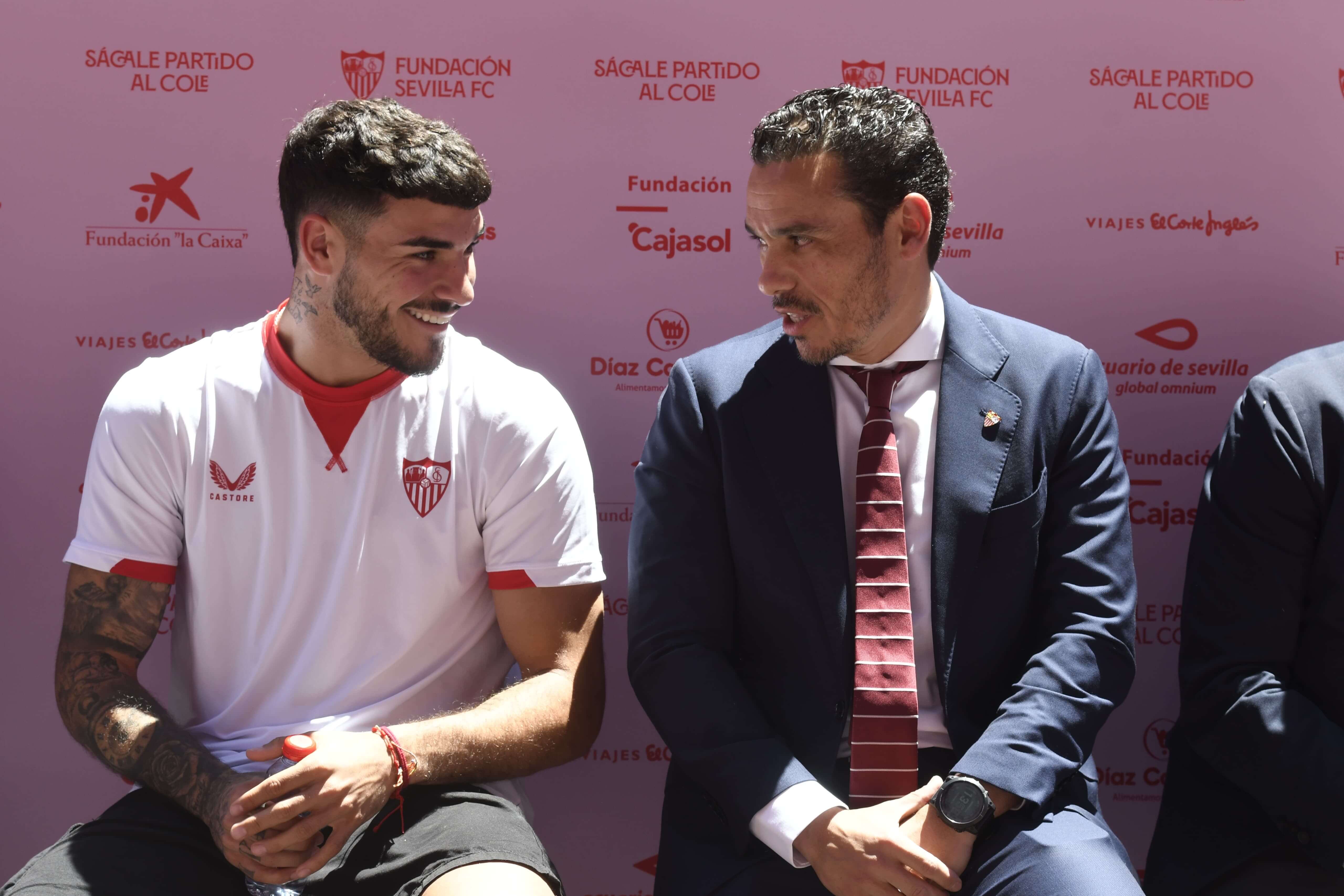  Isaac Romero, junto a Del Nido Carrasco.