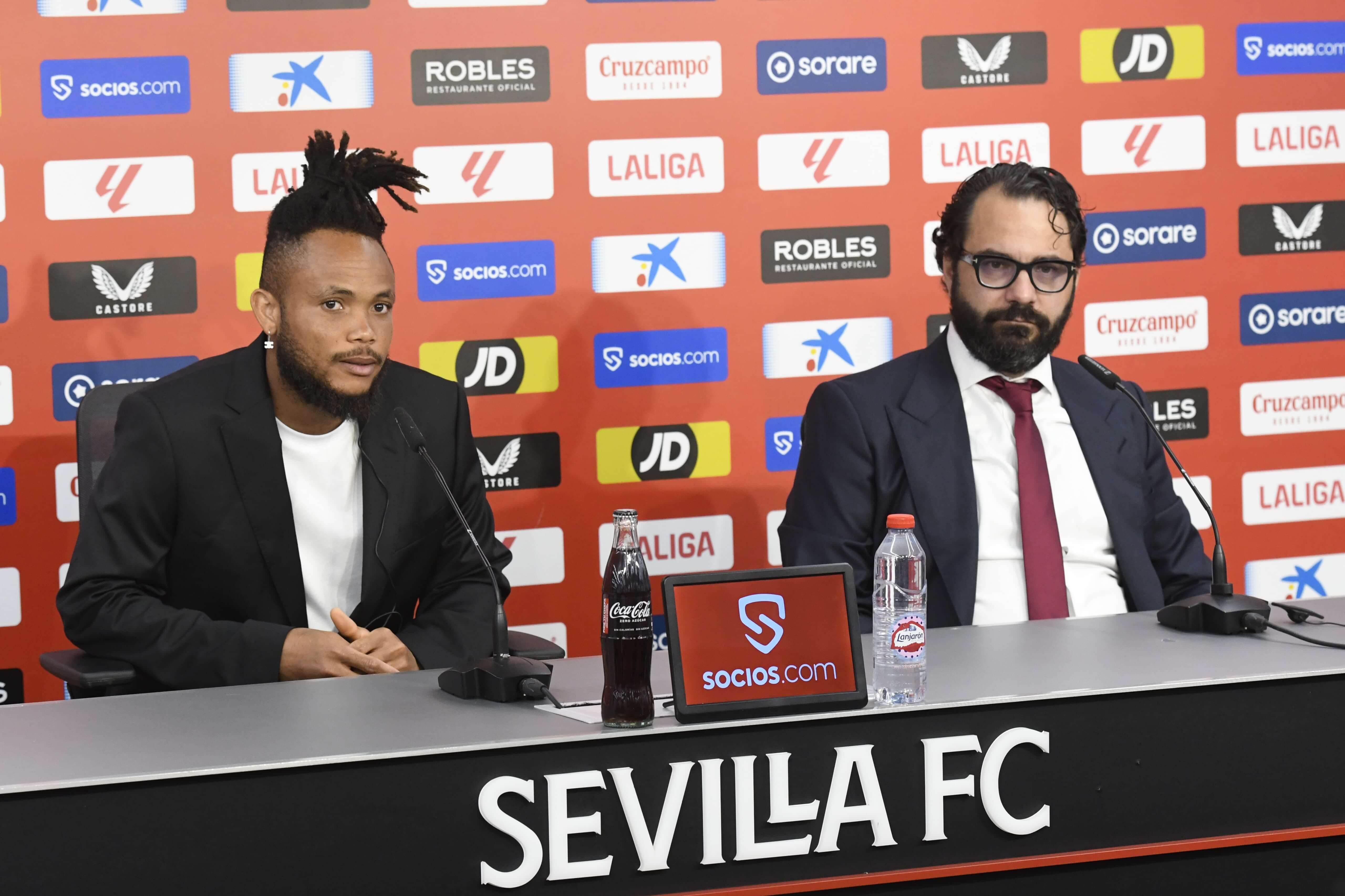  Ejuke, durante su presentación, junto a Víctor Orta.