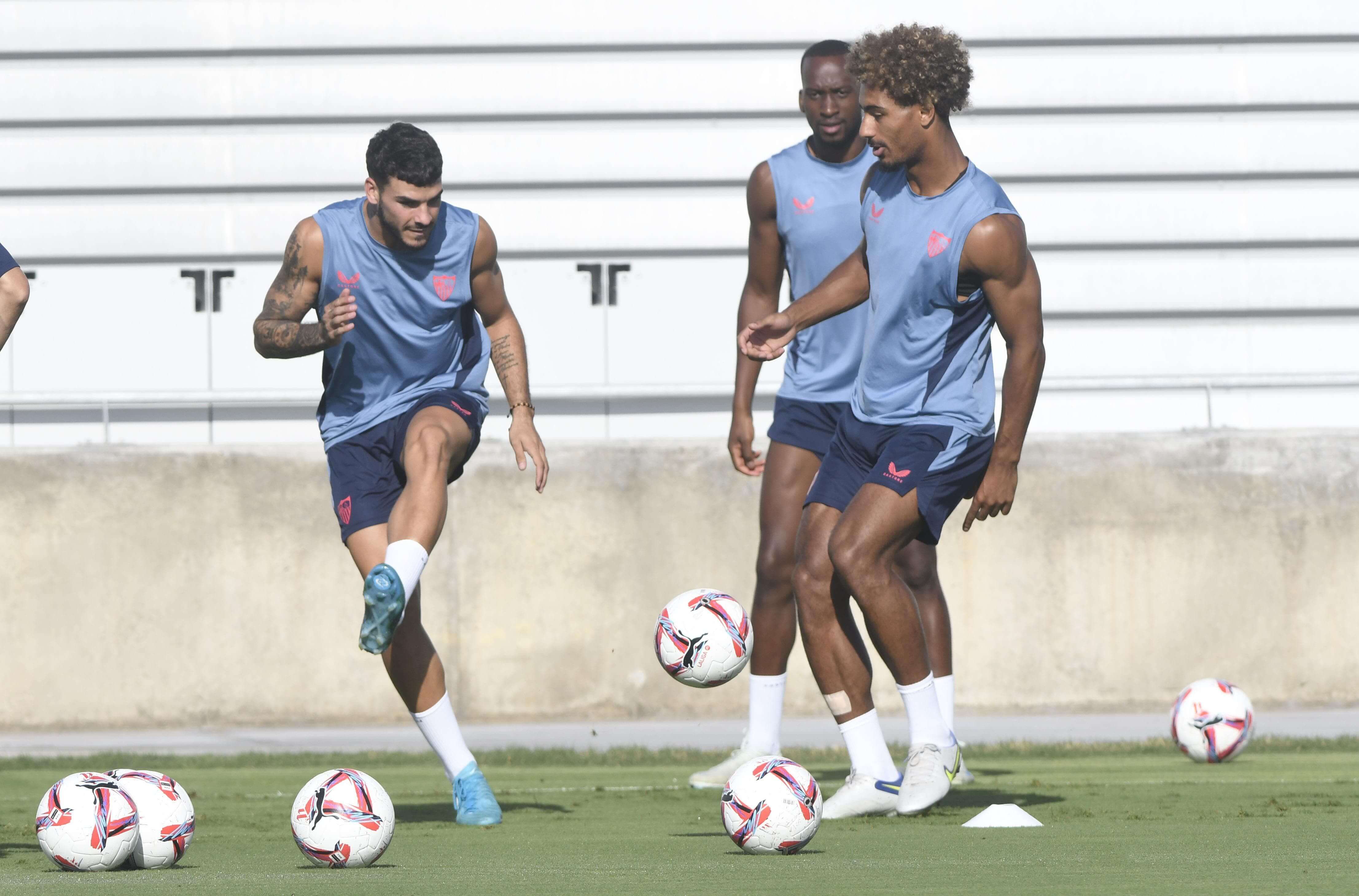  Badé e Isaac, con Lukebakio al fondo, durante el entrenamiento de este miércoles.
