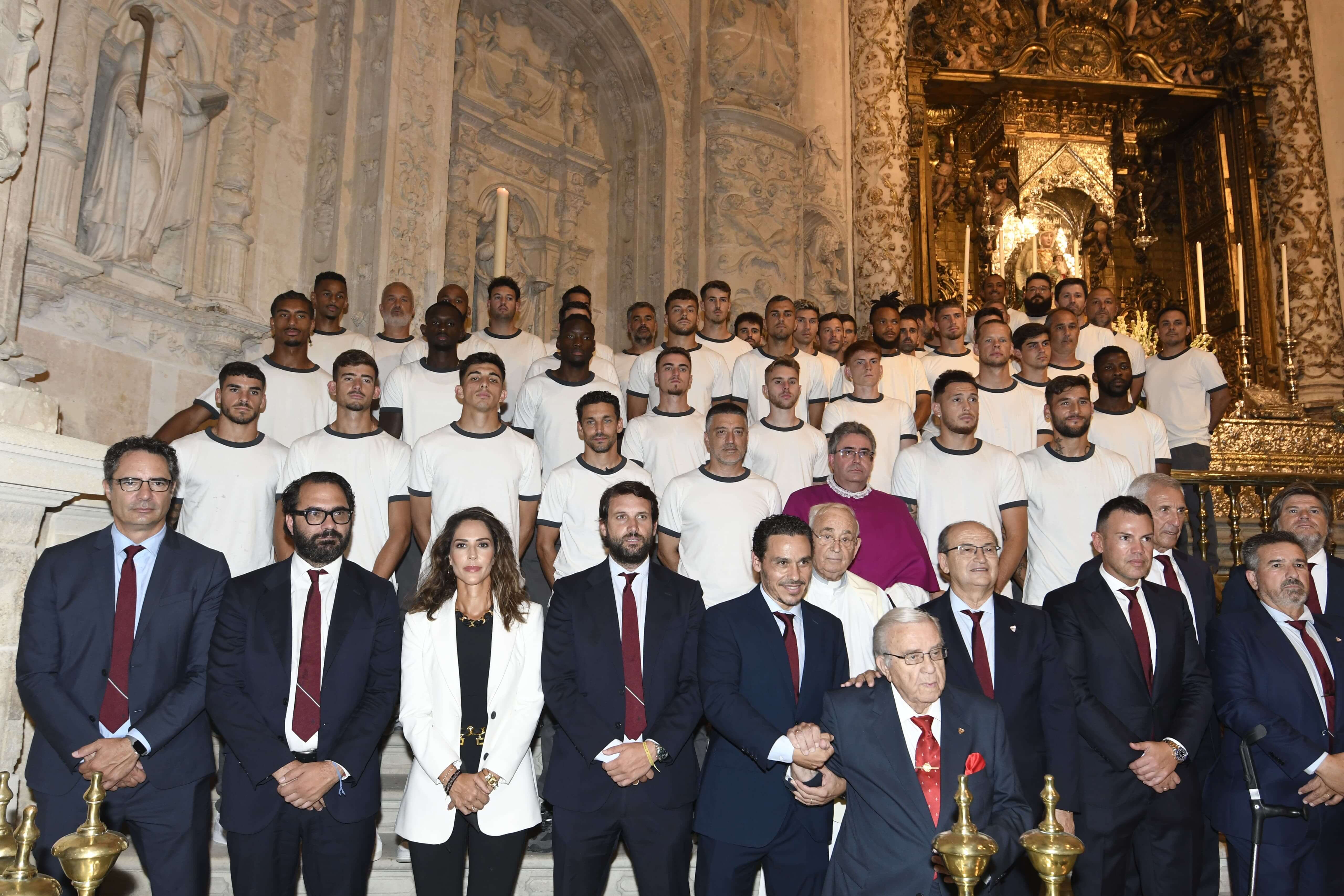  La plantilla del Sevilla FC, en la ofrenda a la Virgen de los Reyes