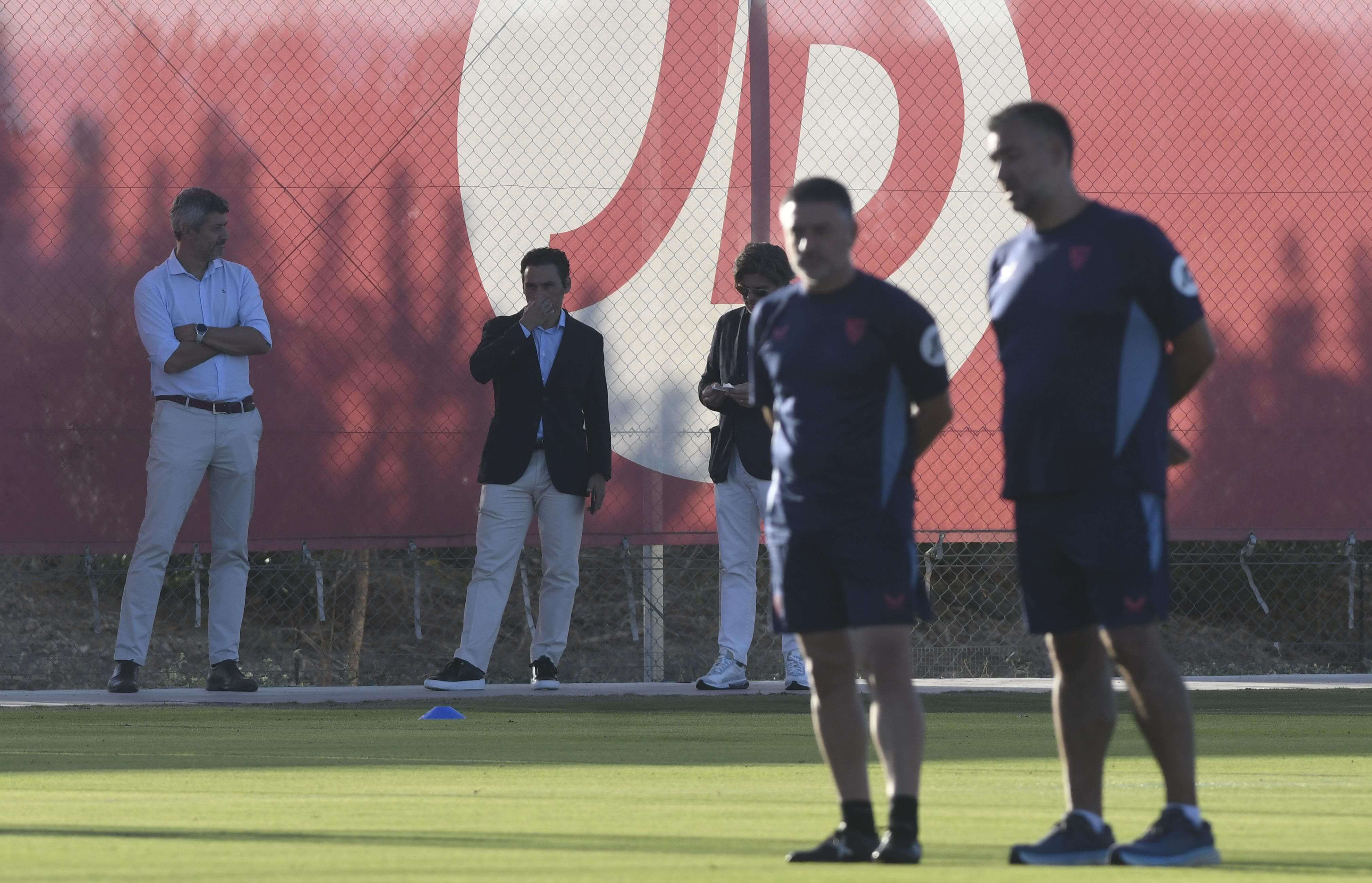  García Pimienta, ante la atenta mirada de Del Nido Carrasco