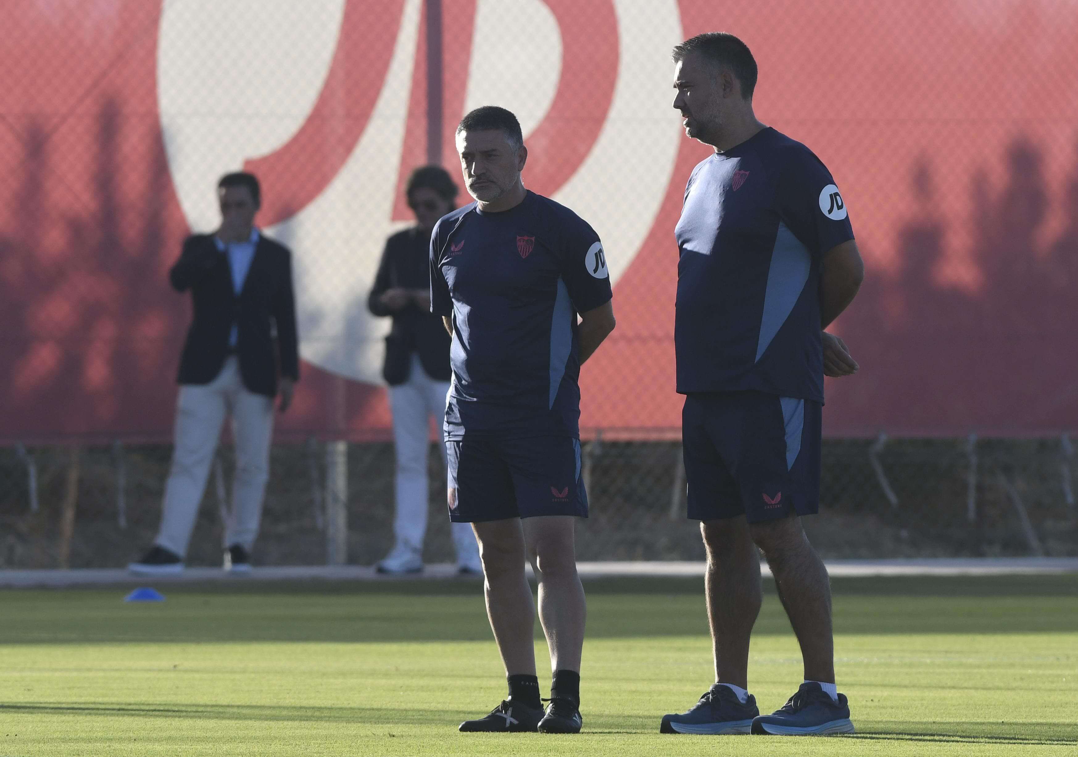 García Pimienta, ante la atenta mirada de Del Nido Carrasco