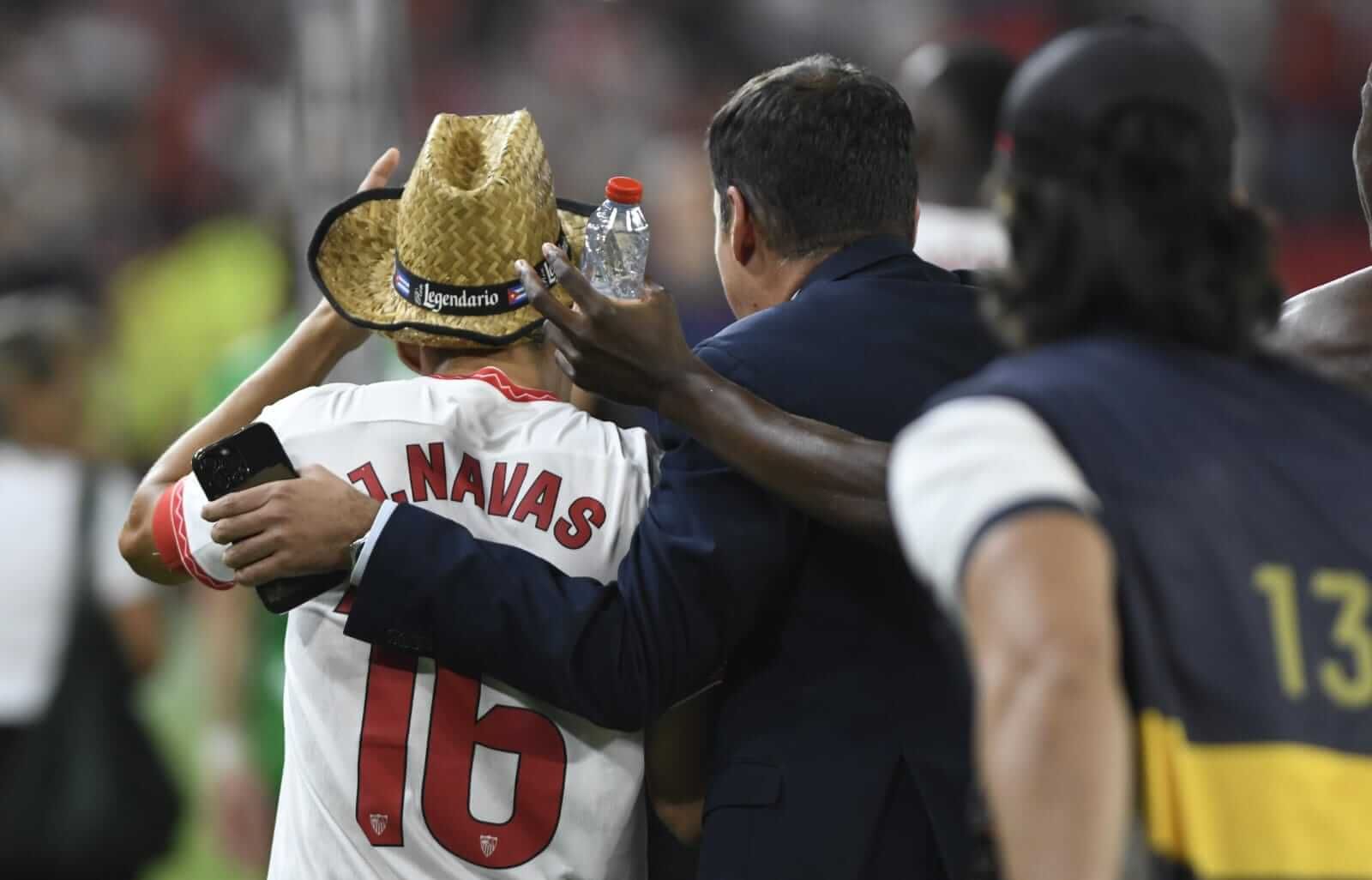  Jesús Navas, con el sombrero que le regalaron a Sambi Lokonga.