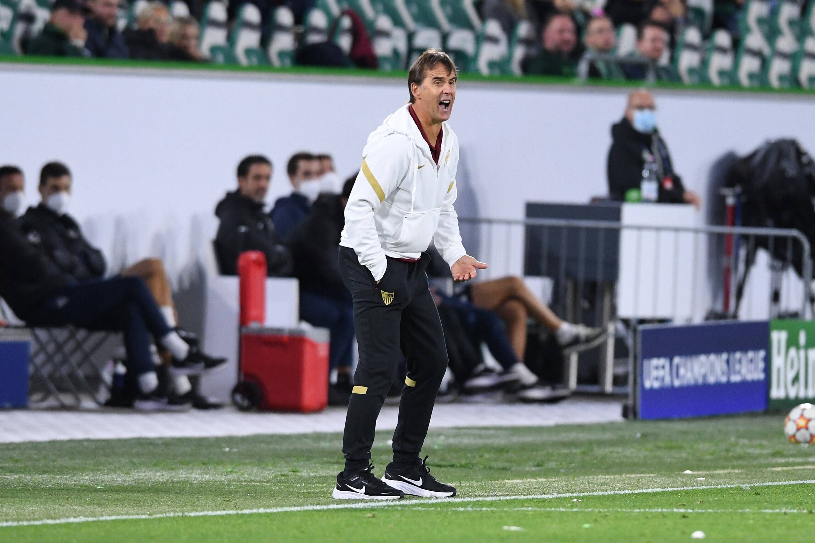  Julen Lopetegui, enérgico en la banda.