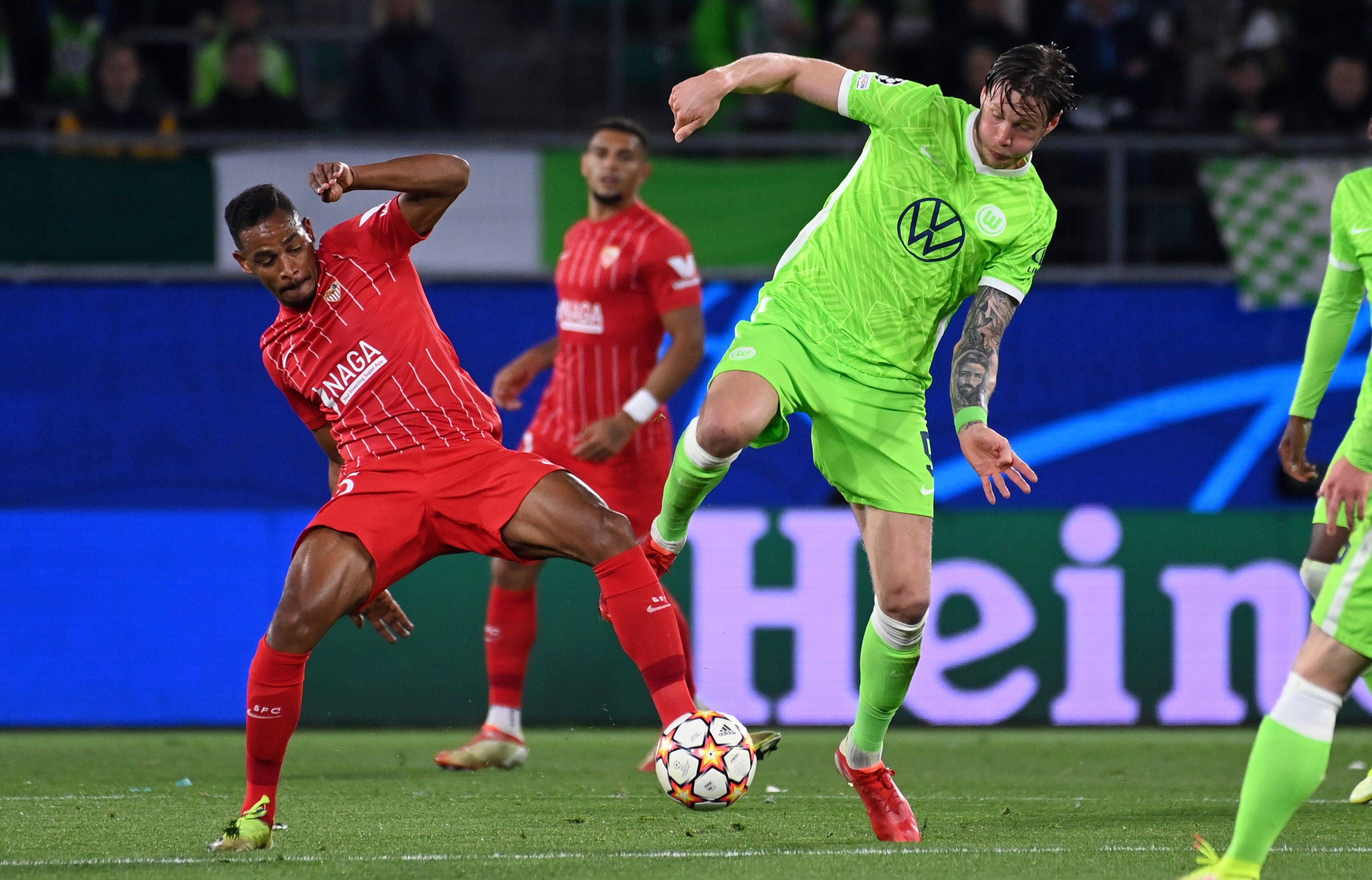  Fernando, ante Weghorst, en el Wolfsburgo- Sevilla.