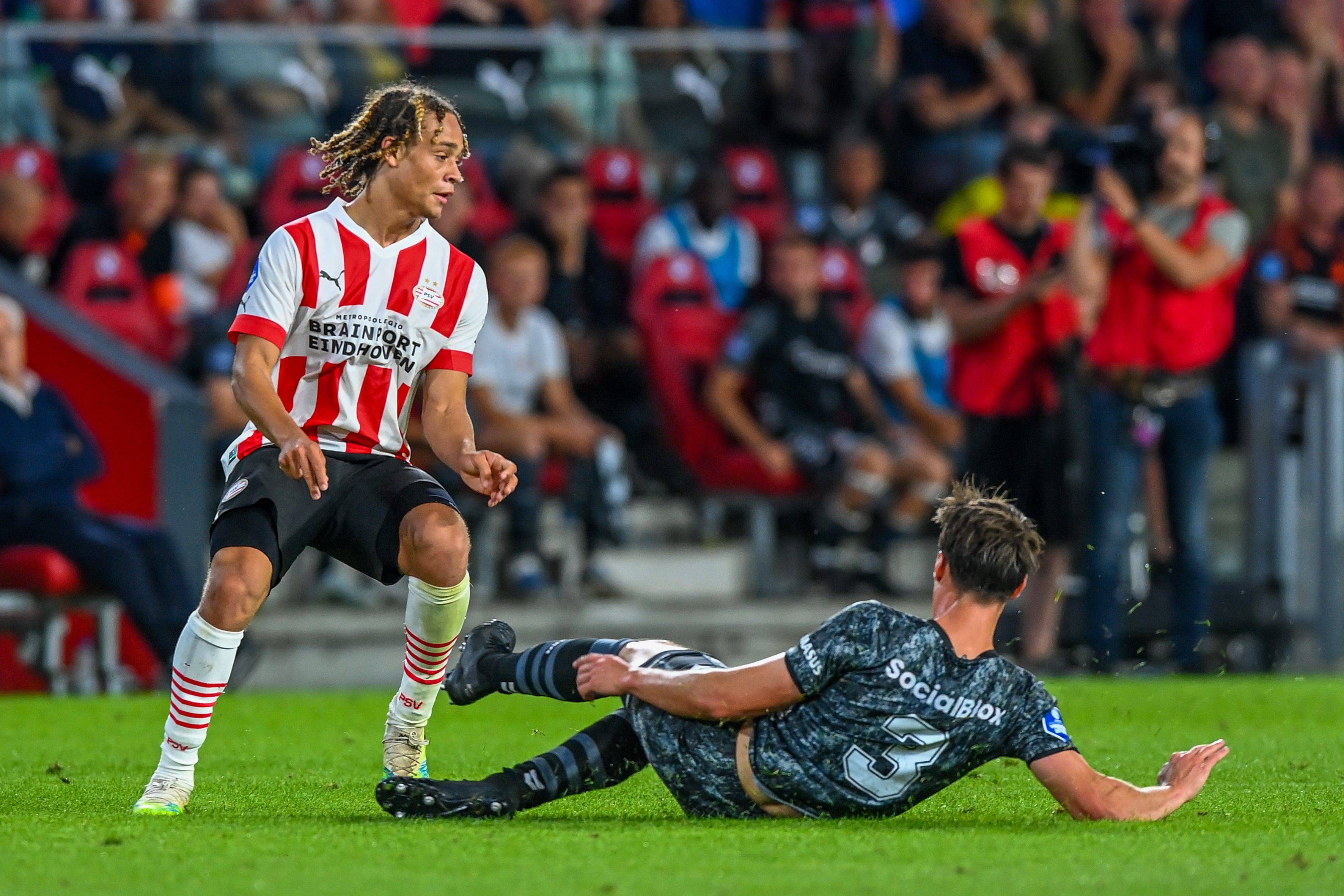 Xavi Simons jugando un partido con el PSV