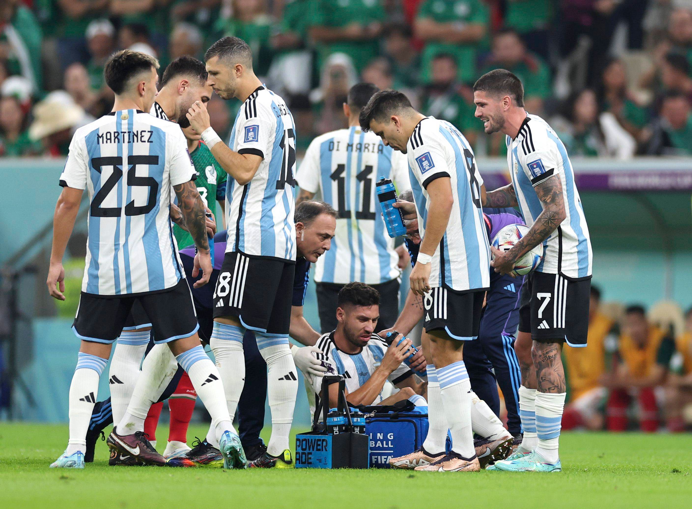  Montiel y Acuña, en un partido de Argentina en el Mundial.