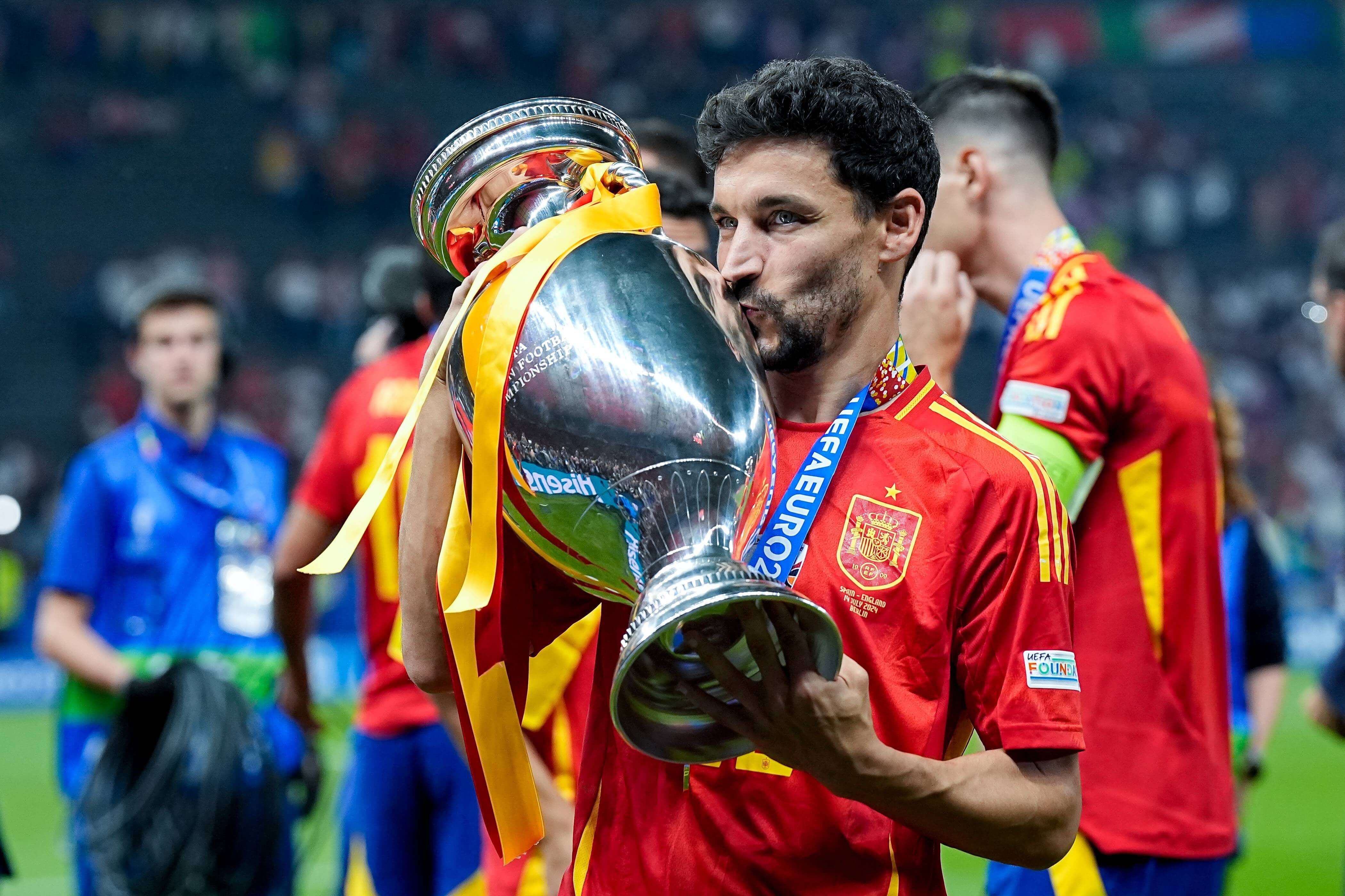  Jesús Navas, con la Eurocopa ganada en 2024 con la selección española.
