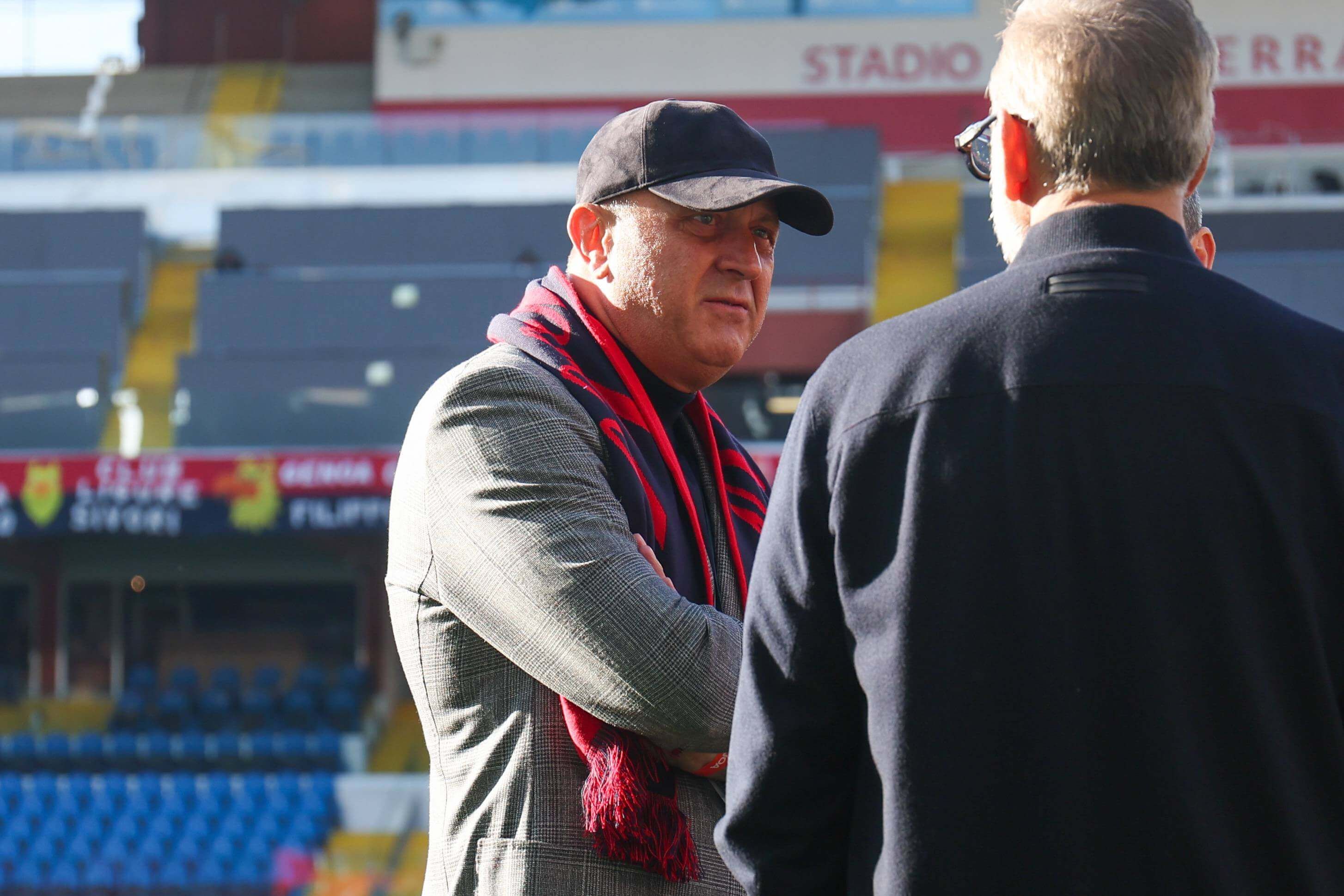 Dan Sucu, nuevo dueño del Genoa italiano, hablando con Andrés Blázquez Ceballos.