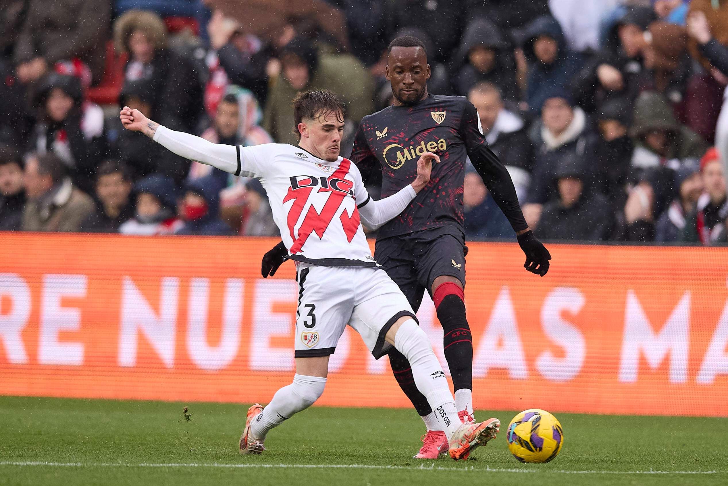 Dodi Lukebakio, ante el Rayo Vallecano.