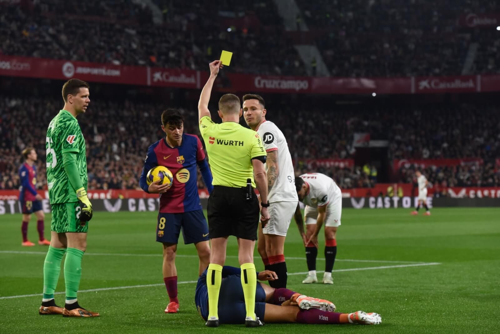 Saúl Ñíguez ve tarjeta amarilla tras una entrada sobre Ronald Araújo.