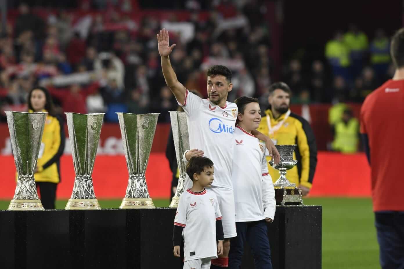 Jesús Navas, con sus hijis, en su úktimo partido en el Sánchez-Pizjuán.